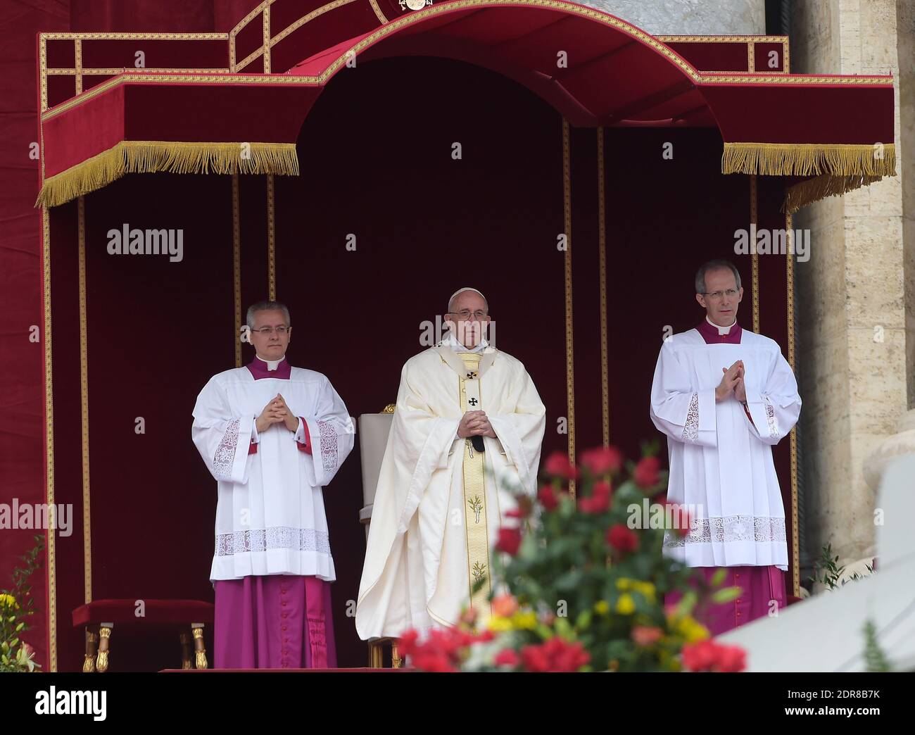 Le pape François a dirigé la première canonisation d'un couple marié lors d'une cérémonie sur la place Saint-Pierre au Vatican, le 18 octobre 2015. Louis Martin et Marie-Zelie Guerin Martin, qui vivaient en France au XIXe siècle, étaient les parents de Saint Thérèse de Lisieux, la religieuse française du XIXe siècle qui est l'une des figures les plus vénérables de l'Église. François a également canonisé Vincenzo Grossi, prêtre décédé en 1917 et qui a passé la plus grande partie de sa vie à aider les pauvres du nord de l'Italie, et María Isabel Salvat Romero, une religieuse espagnole du XXe siècle. La canonisation de Louis Martin et de Marie Azelie Guerin marqua le Th Banque D'Images