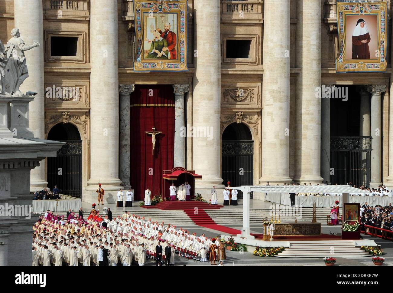 Le pape François a dirigé la première canonisation d'un couple marié lors d'une cérémonie sur la place Saint-Pierre au Vatican, le 18 octobre 2015. Louis Martin et Marie-Zelie Guerin Martin, qui vivaient en France au XIXe siècle, étaient les parents de Saint Thérèse de Lisieux, la religieuse française du XIXe siècle qui est l'une des figures les plus vénérables de l'Église. François a également canonisé Vincenzo Grossi, prêtre décédé en 1917 et qui a passé la plus grande partie de sa vie à aider les pauvres du nord de l'Italie, et María Isabel Salvat Romero, une religieuse espagnole du XXe siècle. La canonisation de Louis Martin et de Marie Azelie Guerin marqua le Th Banque D'Images