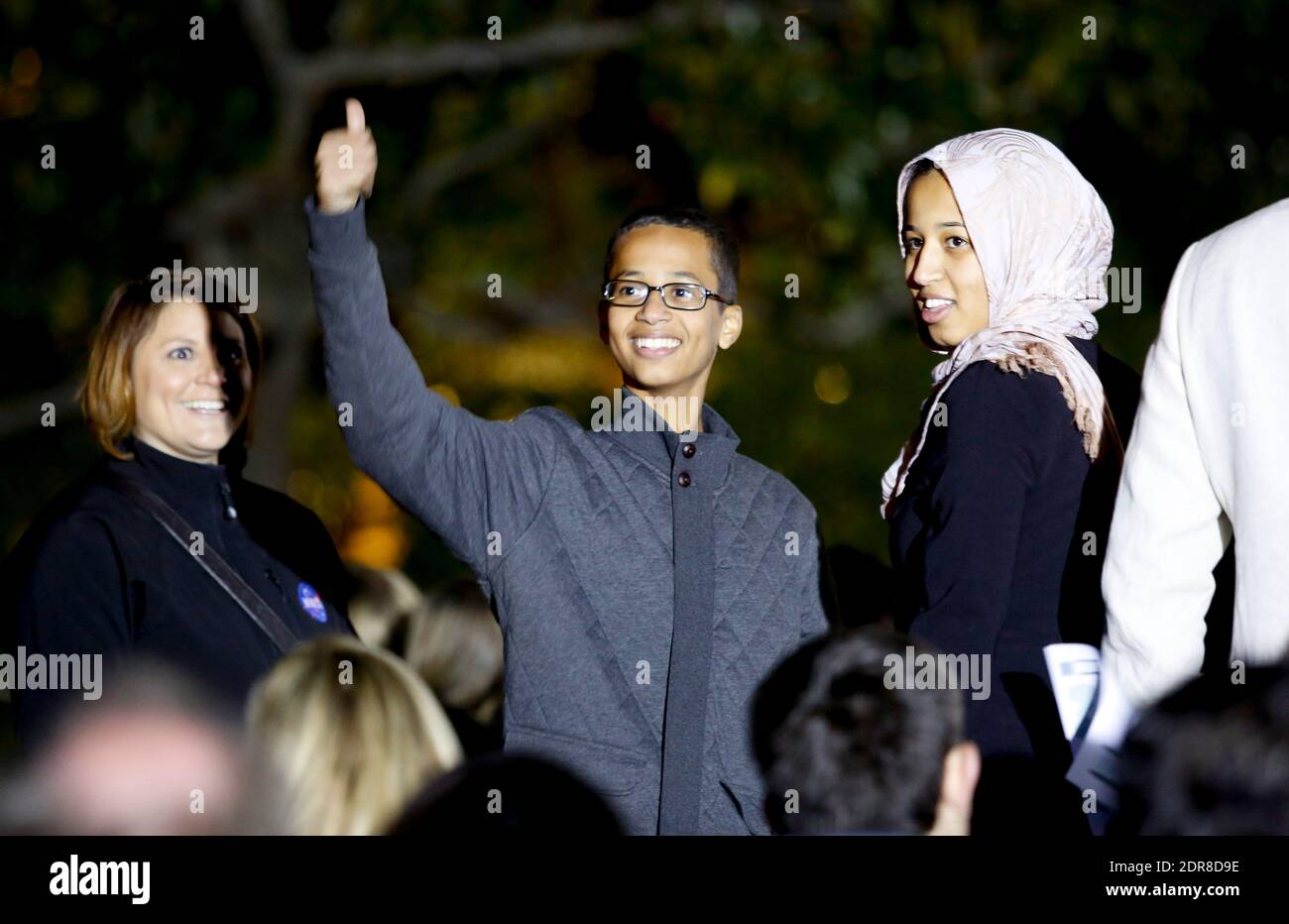 Ahmed Mohamed (C), étudiant d'Irving, Texas, pose avec des membres de sa famille au cours de la deuxième soirée d'astronomie à la Maison Blanche, à laquelle ont assisté des étudiants, des enseignants, des scientifiques, des astronautes et d'autres personnes dans la pelouse sud de la Maison Blanche à Washington, DC, Etats-Unis, le 19 octobre 2015. Mohamed a été arrêté pour avoir apporté une horloge maison plus tôt ce mois-ci. Photo par Aude Guerrucci/Pool/ABACAPRESS.COM Banque D'Images