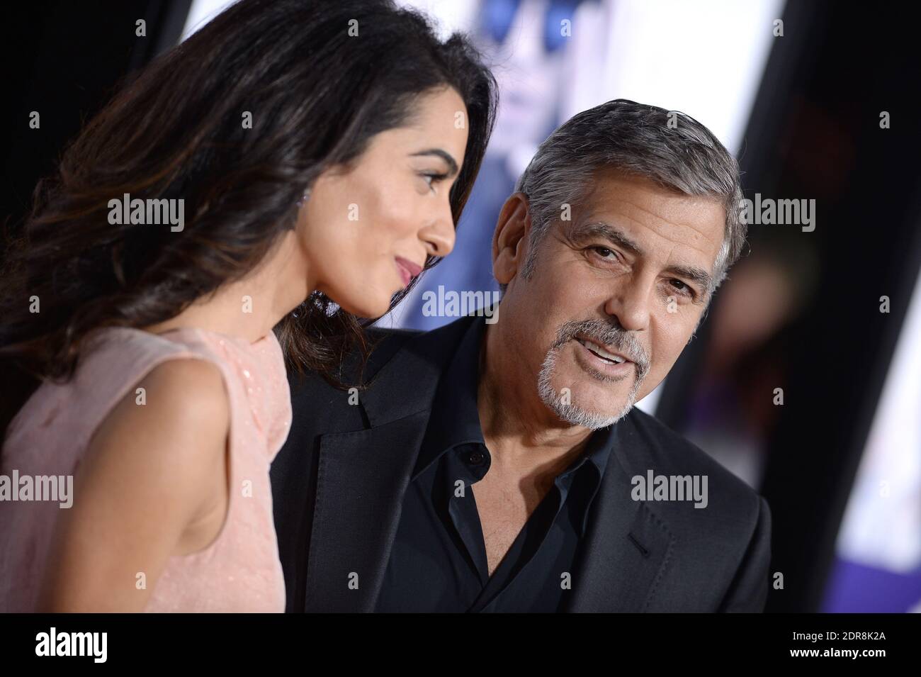 George Clooney et Amal Clooney assistent à la première de Warner Bros. Pictures Our Brand is Crisis au TCL Chinese Theatre de Los Angeles, CA, États-Unis, le 26 octobre 2015. Photo de Lionel Hahn/ABACAPRESS.COM Banque D'Images