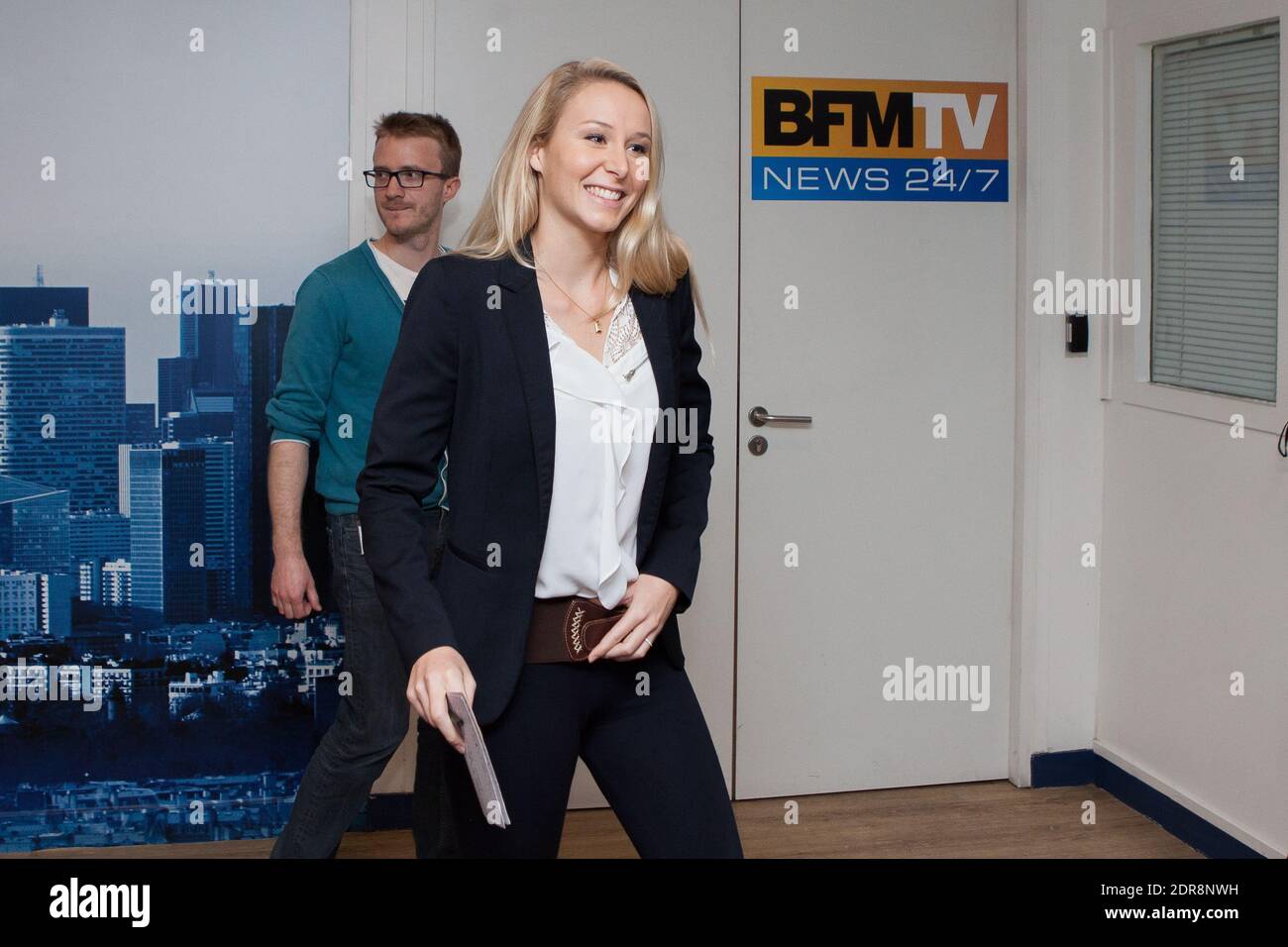 Exclusif - Marion Marechal-le Pen est interviewé par Apolline de Malherbe à la radio du CMR à Paris, France, le 28 octobre 2015. Photo par Audrey Poree/ ABACAPRESS.COM Banque D'Images