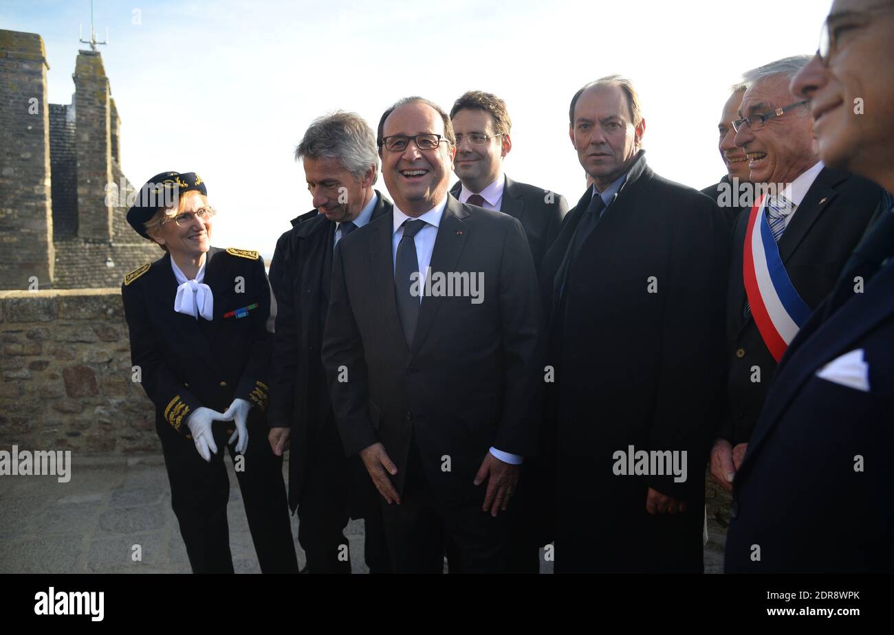 Le président français François Hollande, le préfet de la Manche Daniele Polve-Montmasson, le président de la région Basse-Normandie Laurent Beauvais, le secrétaire d'État au Commerce extérieur, à la promotion du Tourisme et des ressortissants français à l'étranger Matthias Fekl et le maire du Mont-Saint-Michel Yann Galton se rend au Mont-Saint-Michel, dans l'ouest de la France, le 31 octobre 2015. Hollande est venu inaugurer la barrière des crues de Couesnon, un projet de 185 millions d'euros (projet Mont-Saint-Michel) d'un barrage hydraulique utilisant les eaux de la rivière Couesnon et les marées pour aider à éliminer le limon accumulé, et pour faire du Mont Saint-Michel une île Banque D'Images