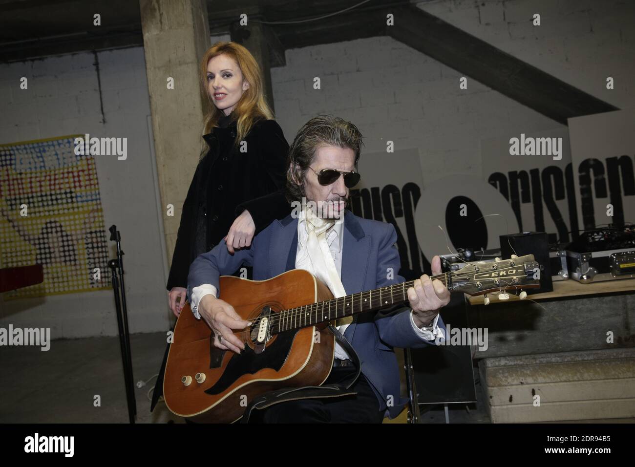 Patrick Eudeline et sa femme Caroline lors du vernissage l'exposition de Geraldine Beigbeder a Paris, France le 4 novembre 2015. Photo de Jerome Domine/ABACAPRESS.COM Banque D'Images