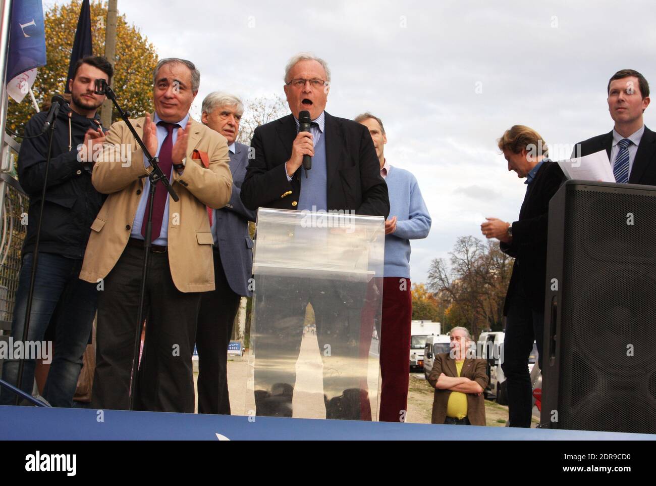 Rassemblement anti-migrants en faveur de la politique du Premier ministre hongrois Viktor Orban, en police de caractères de l'ambassade de Hongrie à Paris, France, le 7 novembre 2015. La manifestation était organisée par le parti d'extrême-droite Souverainete, Independent et libertes (SIEL) affilié au Front national. Photo de Somer/ABACAPRESS.COM Banque D'Images