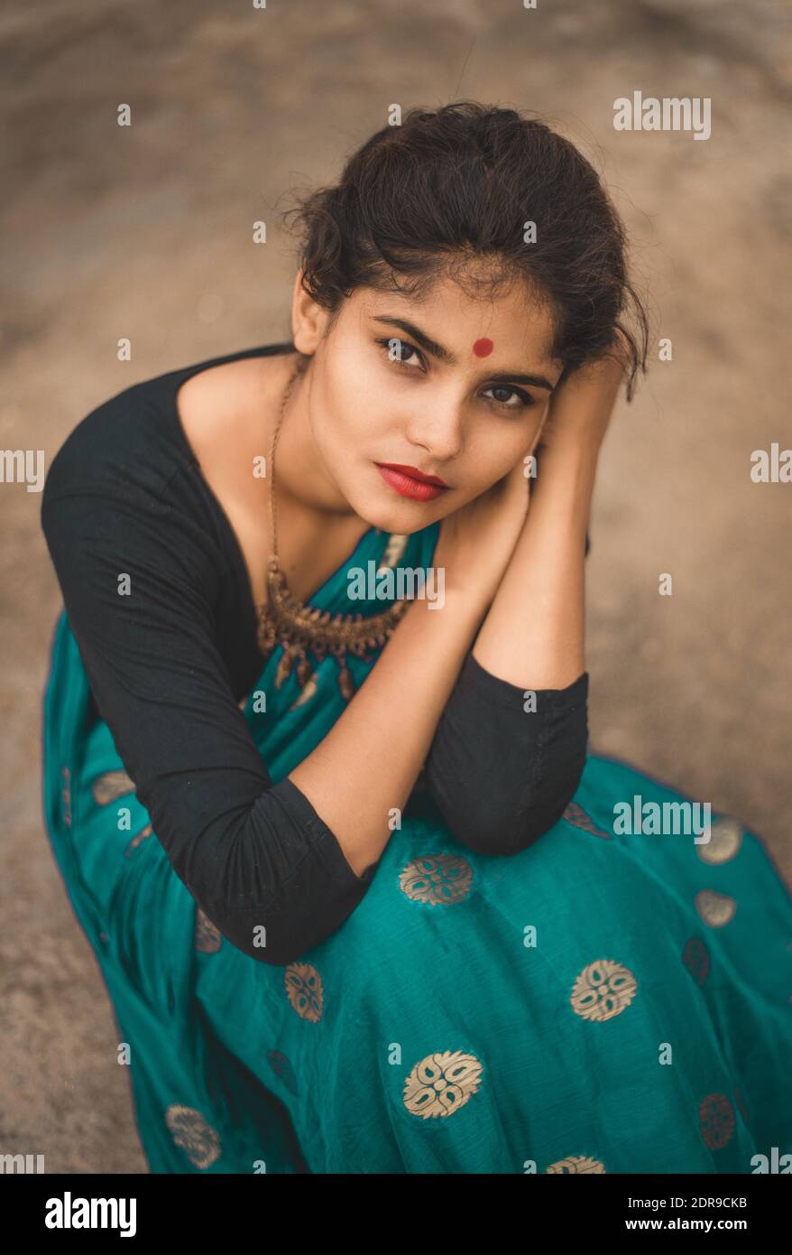 Portrait grand angle de la belle femme portant Sari sur le terrain Photo  Stock - Alamy