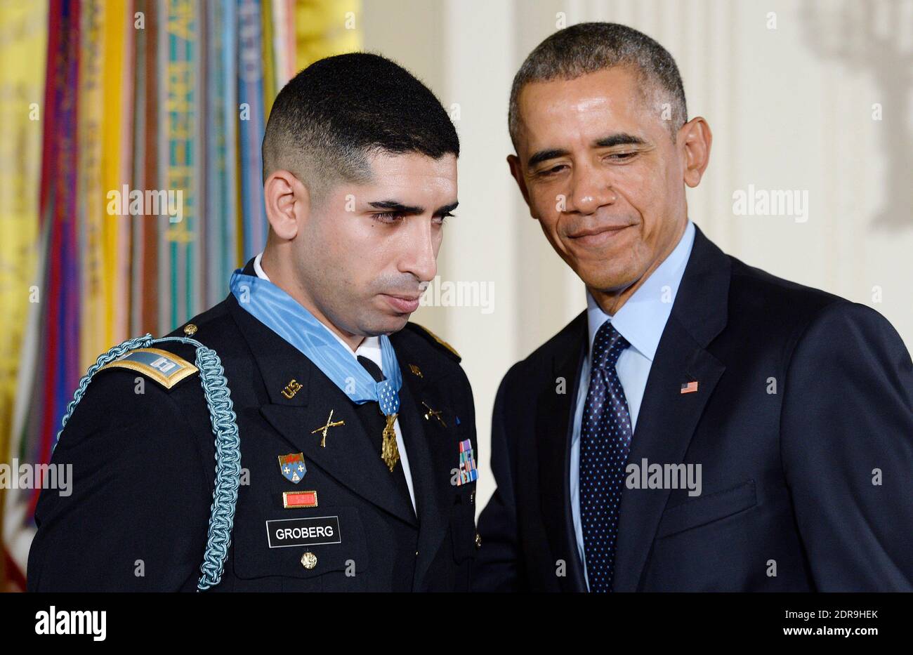 Le président Barack Obama décerne au capitaine Florent A. Groberg, de l'armée américaine (Ret), la Médaille d'honneur pour son galantry remarquable, lors d'une cérémonie dans la salle est de la Maison Blanche le 12 novembre 2015 à Washington, DC, USA. Le capitaine de vaisseau né en France, Groberg, a reçu la Médaille d'honneur pour ses actions courageuses alors qu'il était commandant du détachement de sécurité personnelle de la Force opérationnelle du guerrier de montagne de la 4e Brigade d'infanterie de l'équipe de combat, de la 4e Division d'infanterie pendant les opérations de combat à Asadabad, dans la province de Kunar, en Afghanistan, le 8 août 2012. Photo par Olivier Douliery/ABACAPRESS.COM Banque D'Images