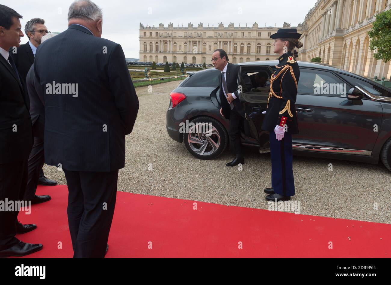 Le président français François Hollande est accueilli par le Premier ministre Manuel Valls, le président de l'Assemblée nationale Claude Bartolone et le président du Sénat Gerard Larcher lorsqu'il arrive devant les deux chambres du Parlement assemblées au Congrès au Palais de Versailles à la suite des attaques terroristes de vendredi, les pires de l'histoire française, Qui a tué 129 personnes et en a blessé 352 autres, à Versailles, près de Paris, en France, le 16 novembre 2015. Photo de Jacques Witt/Pool/ABACAPRESS.COM Banque D'Images