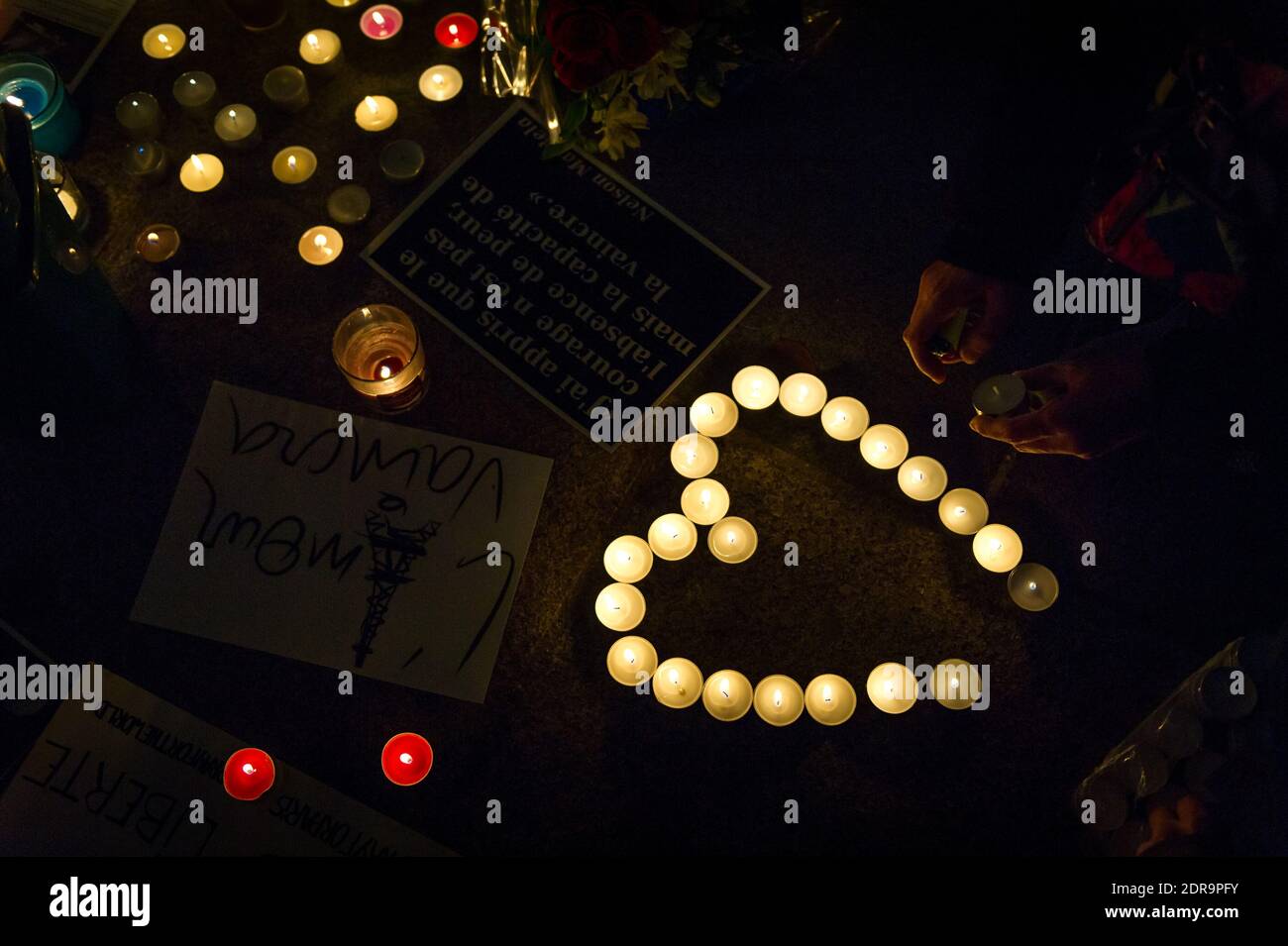 Les gens se rassemblent dans la ville d'Annecy, dans les Alpes françaises, le 16 novembre 2015, pour faire face aux victimes d'une série d'attaques terroristes à Paris dans la nuit du 13 au 14 novembre, qui ont fait 129 morts et 352 blessés. Photo de Bertrand Gilles/ABACAPRESS.COM Banque D'Images