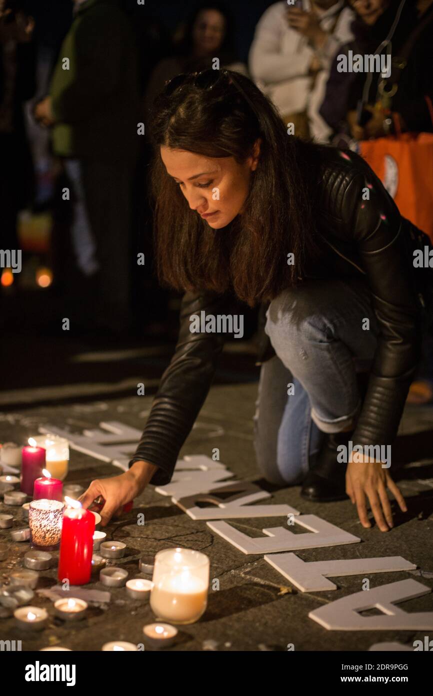 Les gens se rassemblent au Vieux Port de Marseille, au sud de la France, le 16 novembre 2015 pour rendre compte aux victimes d'une série d'attaques terroristes à Paris dans la nuit du 13 au 14 novembre, faisant 129 morts et 352 blessés. Photo de Franck Bessiere/ABACAPRESS.COM Banque D'Images