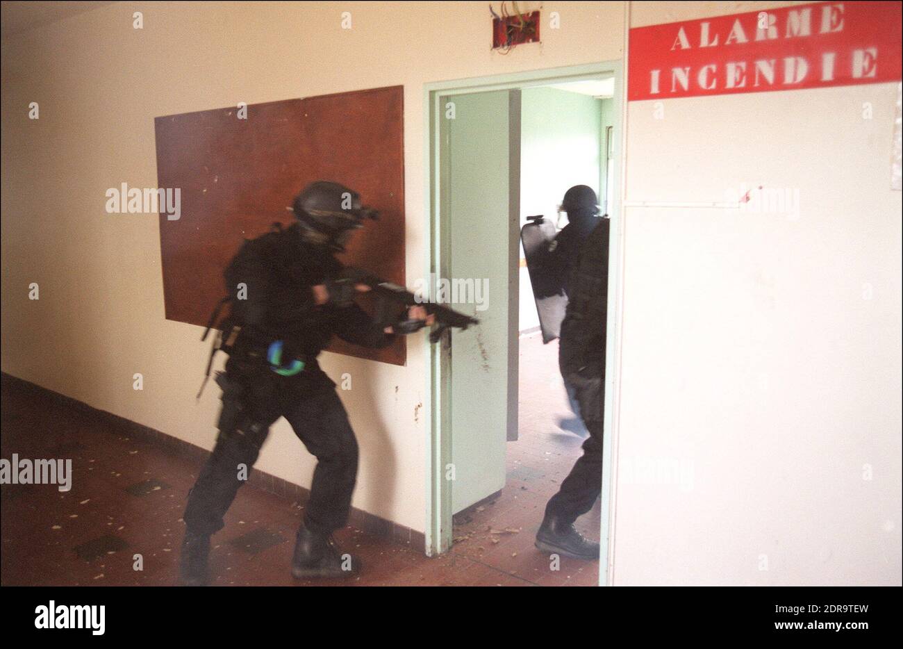 Les policiers des forces spéciales de RAID prennent part avec leurs chiens dans un exercice combiné de tir d'amok/prise d'otages dans ce dossier photo prise en septembre 2001. Des unités contre-terroristes ont lancé un raid sur un appartement à Saint-Denis, au nord de Paris, le mercredi 18 novembre 2015, où le prétendu chef-d'œuvre des attentats de Paris aurait été enragé. Une femme djihadiste s'est égarée au début du raid.la nouvelle qu'un chien de police nommé Diesel est mort dans le raid de ce matin semble avoir touché quelques coeurs. Le hashtag #jesuisunchien est en vogue sur Twitter en France. Photo par Eric tr Banque D'Images