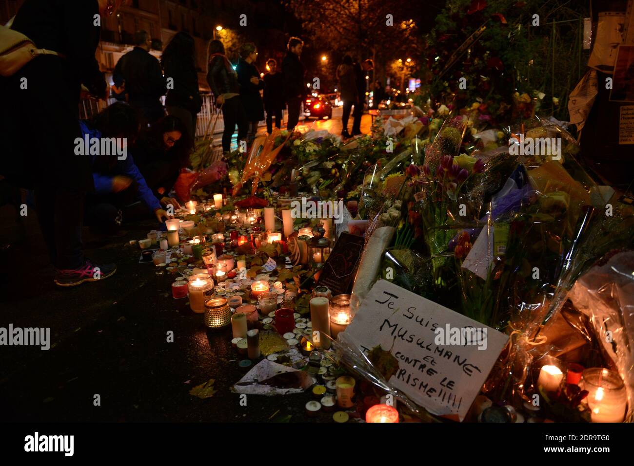 Anonymes et passants rendent hommage aux victimes des attentats terroristes de Paris, face à la salle de concert Bataclan, où des dizaines de personnes ont été tuées lors des attentats du 13 novembre, comme on l'a vu à Paris, en France, le 17 novembre 2015. Photo par Ammar Abd Rabbo/ABACAPRESS.COM Banque D'Images