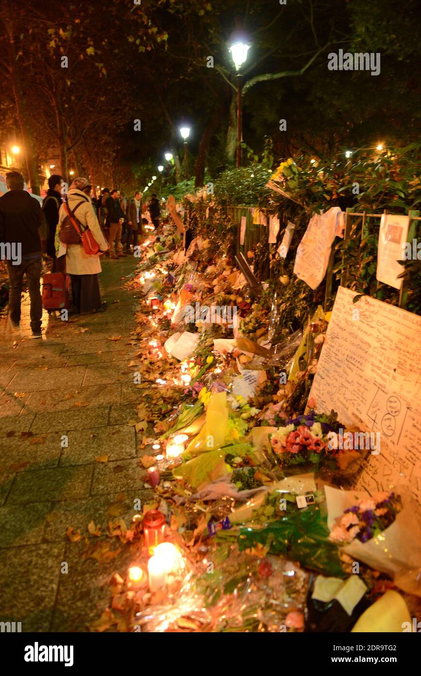 Anonymes et passants rendent hommage aux victimes des attentats terroristes de Paris, face à la salle de concert Bataclan, où des dizaines de personnes ont été tuées lors des attentats du 13 novembre, comme on l'a vu à Paris, en France, le 17 novembre 2015. Photo par Ammar Abd Rabbo/ABACAPRESS.COM Banque D'Images