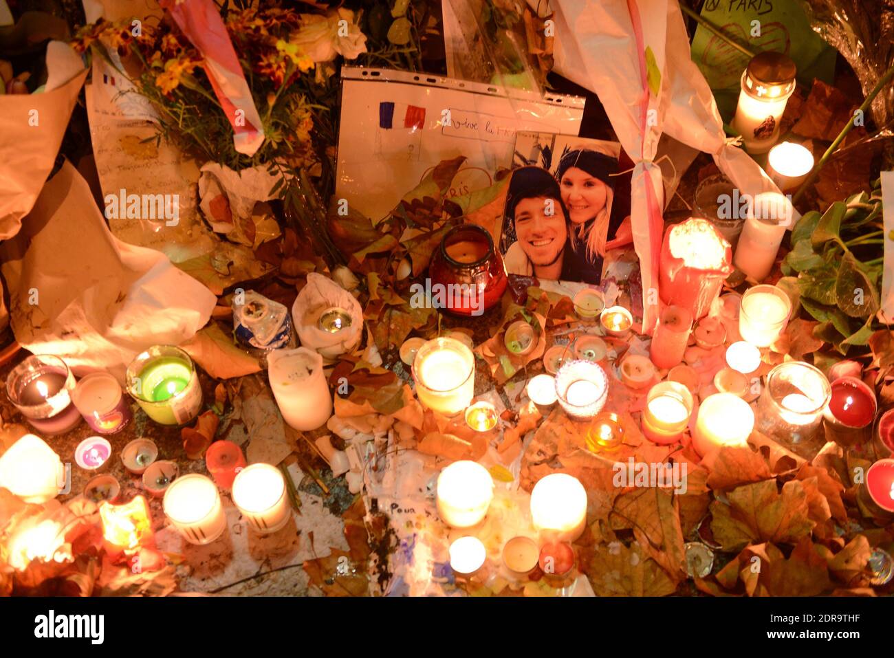 Anonymes et passants rendent hommage aux victimes des attentats terroristes de Paris, face à la salle de concert Bataclan, où des dizaines de personnes ont été tuées lors des attentats du 13 novembre, comme on l'a vu à Paris, en France, le 17 novembre 2015. Photo par Ammar Abd Rabbo/ABACAPRESS.COM Banque D'Images