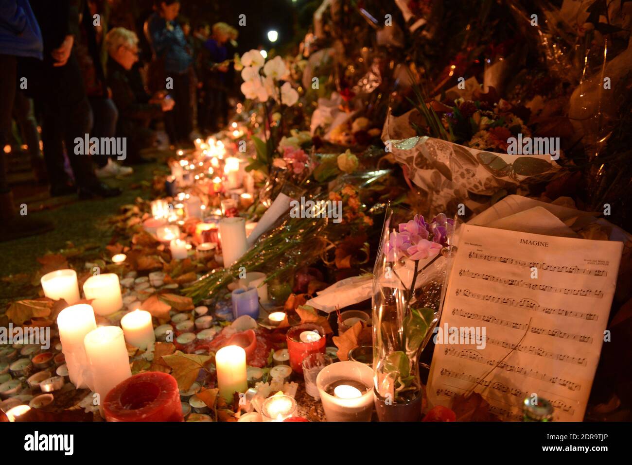 Anonymes et passants rendent hommage aux victimes des attentats terroristes de Paris, face à la salle de concert Bataclan, où des dizaines de personnes ont été tuées lors des attentats du 13 novembre, comme on l'a vu à Paris, en France, le 17 novembre 2015. Photo par Ammar Abd Rabbo/ABACAPRESS.COM Banque D'Images