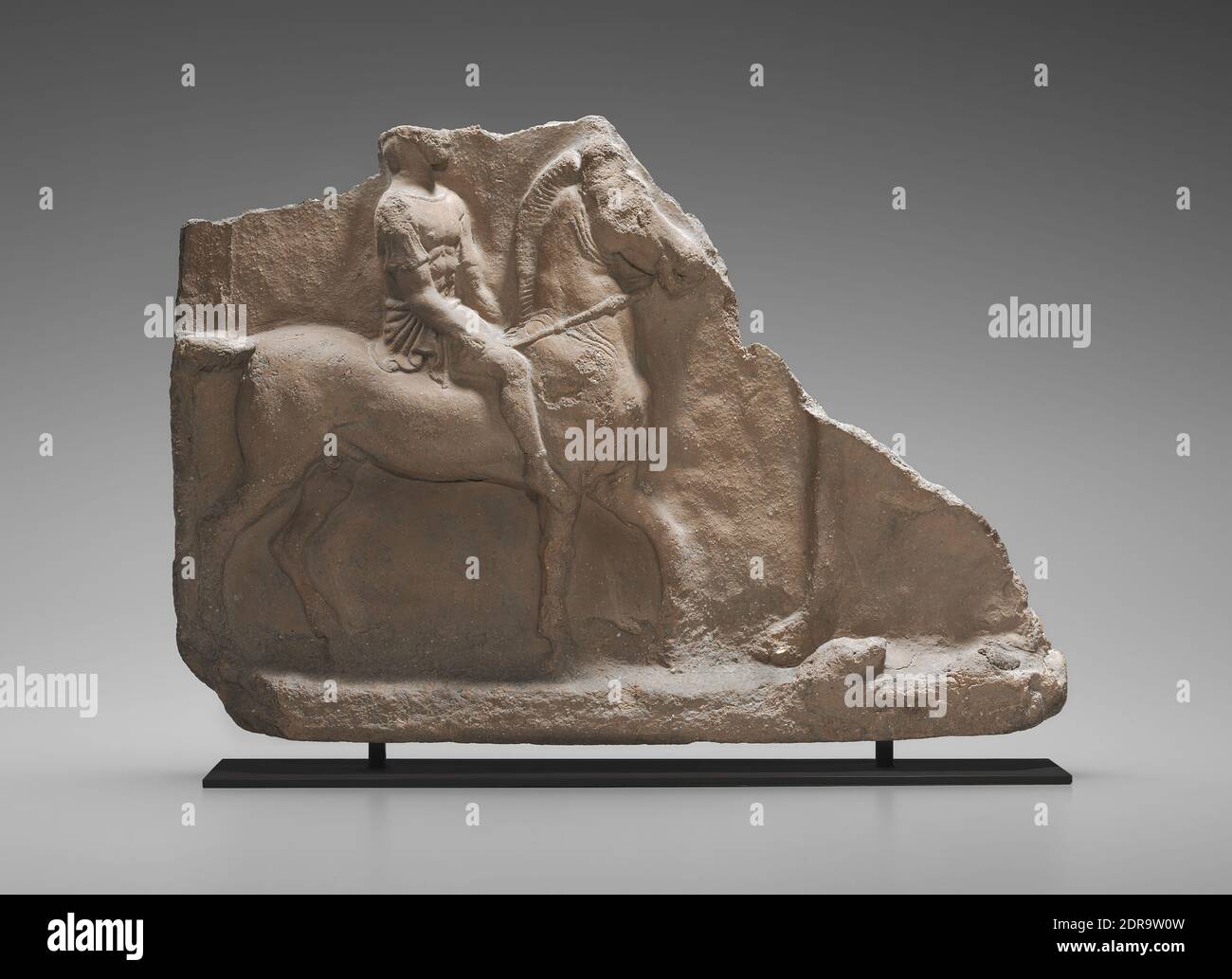 Relief du cheval et du cavalier, 5e siècle av. J.-C., Terra cotta, objet: 29.9 × 42.6 × 5.5 cm (11 3/4 × 16 3/4 × 2 3/16 po.), grec, classique, Sculpture Banque D'Images