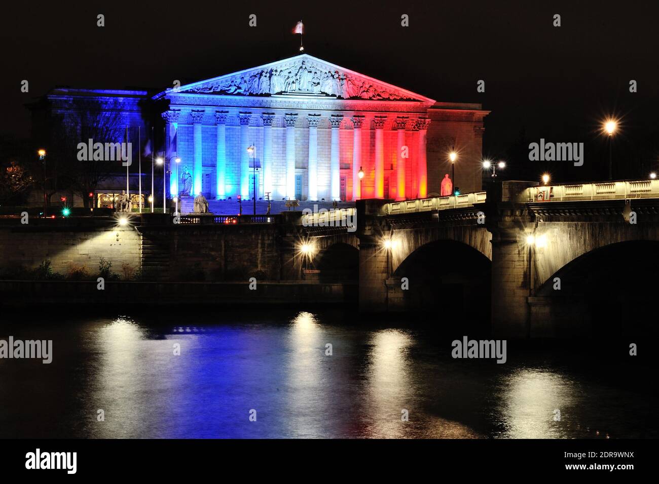 Le Palais Bourbon, qui abrite le Parlement national français, brille dans les couleurs vives du drapeau national à Paris, France, le 18 novembre 2015. Au moins 129 personnes ont été tuées et 350 blessées lors d'une série d'attaques terroristes à Paris dans la nuit du 13 au 14 novembre 2015. Photo d'Aurore Marechal//ABACAPRESS.COM Banque D'Images