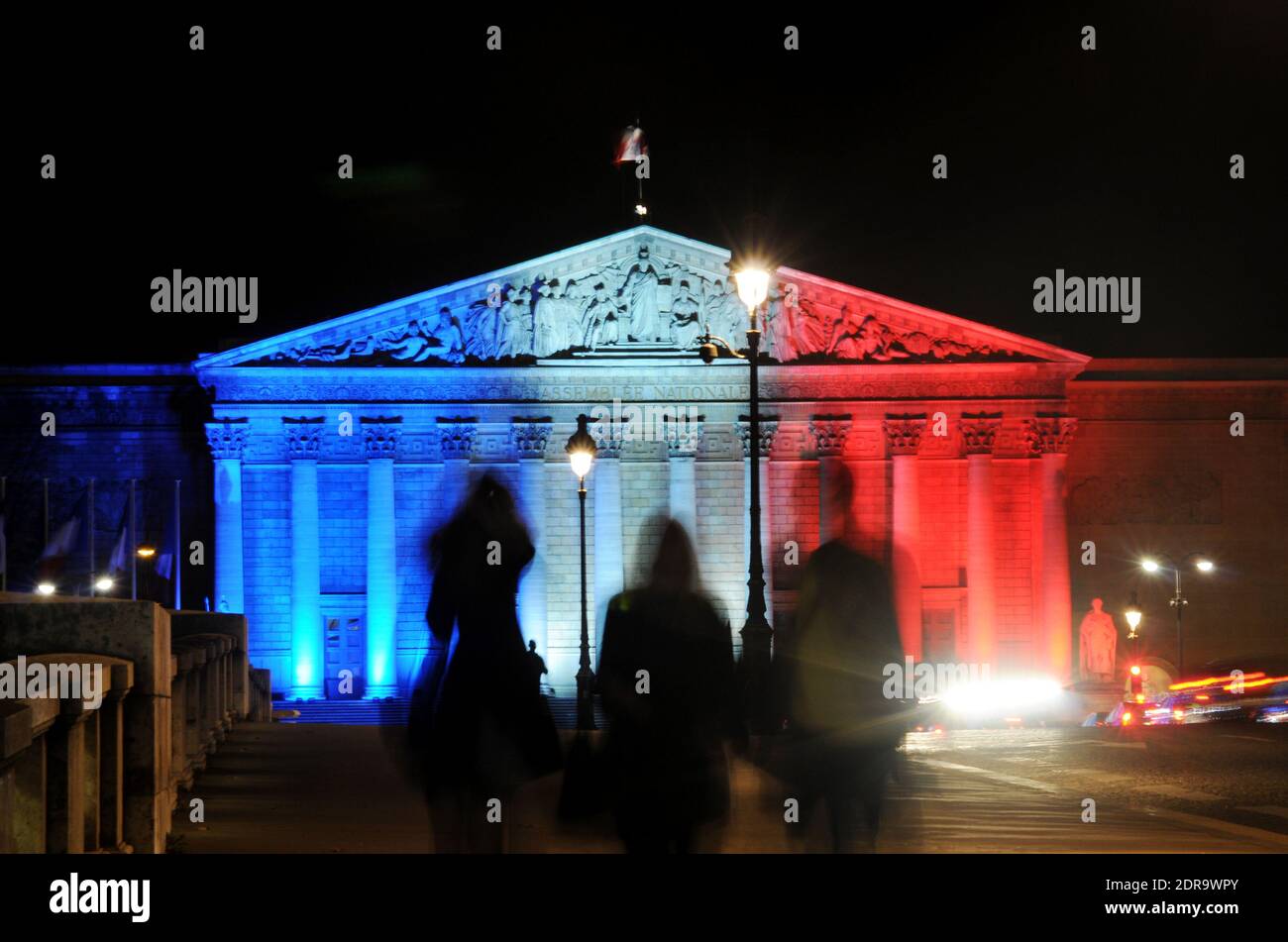 Le Palais Bourbon, qui abrite le Parlement national français, brille dans les couleurs vives du drapeau national à Paris, France, le 18 novembre 2015. Au moins 129 personnes ont été tuées et 350 blessées lors d'une série d'attaques terroristes à Paris dans la nuit du 13 au 14 novembre 2015. Photo d'Alain Apaydin/ABACAPRESS.COM Banque D'Images