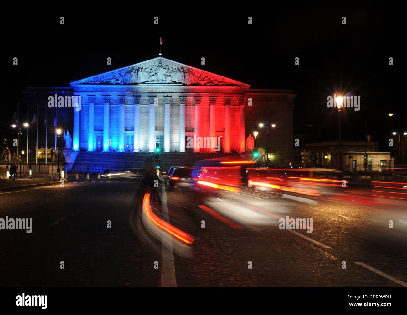 Le Palais Bourbon, qui abrite le Parlement national français, brille dans les couleurs vives du drapeau national à Paris, France, le 18 novembre 2015. Au moins 129 personnes ont été tuées et 350 blessées lors d'une série d'attaques terroristes à Paris dans la nuit du 13 au 14 novembre 2015. Photo d'Alain Apaydin/ABACAPRESS.COM Banque D'Images