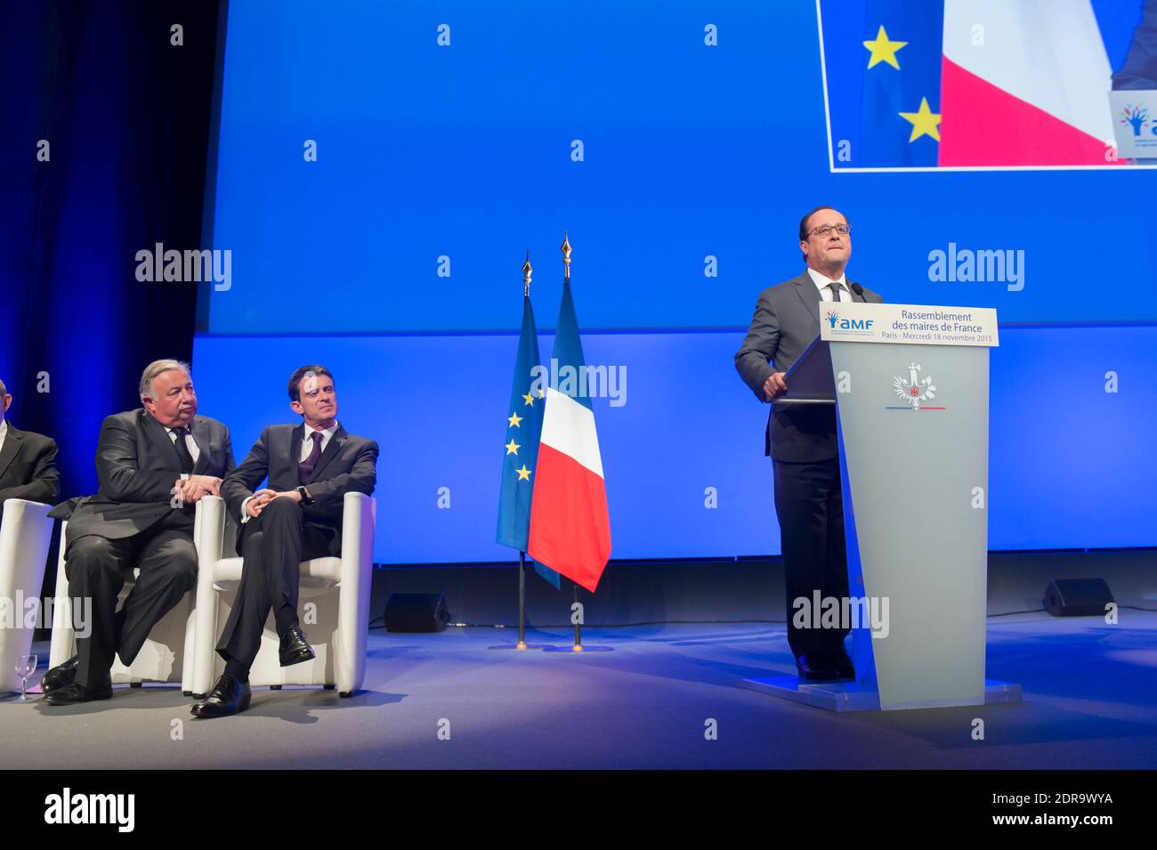 Le président français François Hollande prononce son discours lors de la cérémonie de clôture de la 98e assemblée annuelle de l'Association des maires de France AMF (Association des maires français), qui s'est tenue au Palais des Congrès à Paris, en France, le 18 novembre 2015. Photo de Gilles Rolle/Pool/ABACAPRESS.COM Banque D'Images
