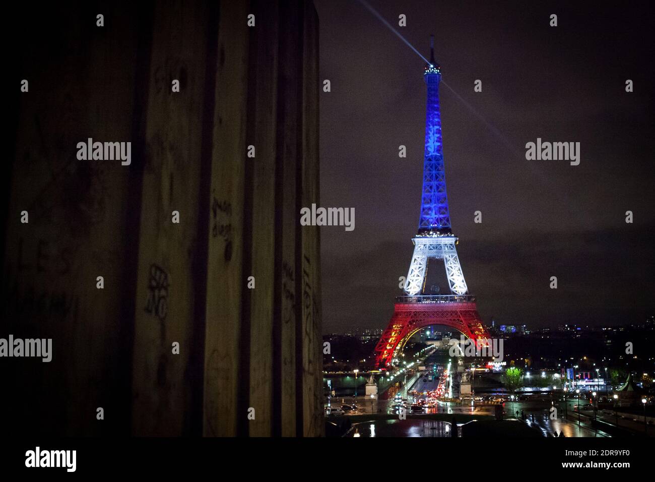 La Tour Eiffel illuminée brille dans les couleurs vives du drapeau national français, le Tricolore, à Paris, France, le 19 novembre 2015. Au moins 129 personnes ont été tuées et 350 blessées lors d'une série d'attaques terroristes à Paris dans la nuit du 13 novembre au 14 novembre 2015. Photo par Audrey Poree/ ABACAPRESS.COM Banque D'Images