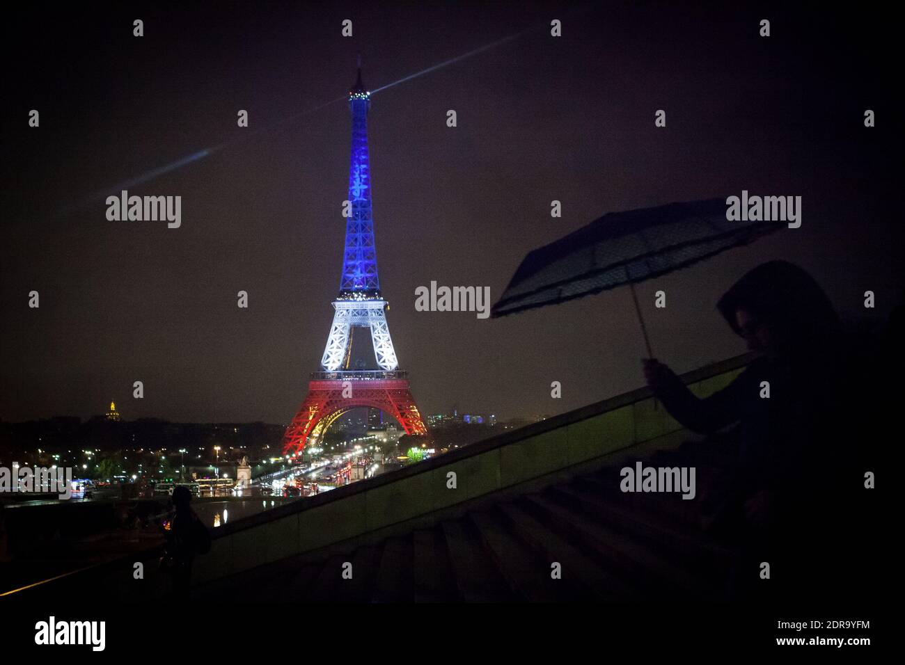 La Tour Eiffel illuminée brille dans les couleurs vives du drapeau national français, le Tricolore, à Paris, France, le 19 novembre 2015. Au moins 129 personnes ont été tuées et 350 blessées lors d'une série d'attaques terroristes à Paris dans la nuit du 13 novembre au 14 novembre 2015. Photo par Audrey Poree/ ABACAPRESS.COM Banque D'Images