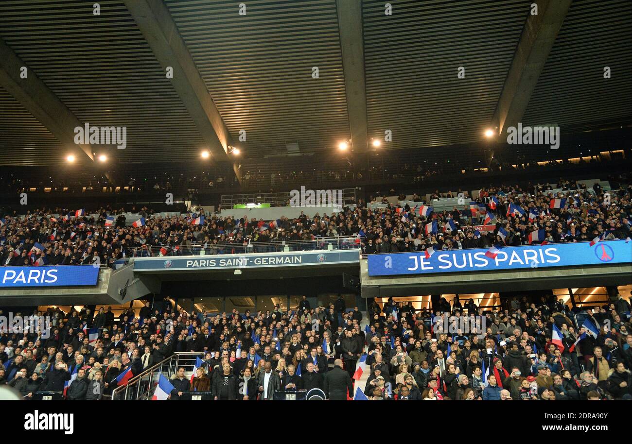 Ambiance pendant le match de football français L1 entre Paris Saint-Germain (PSG) et Troyes au stade du Parc des Princes à Paris, France, le 28 novembre 2015. PSG a gagné 4-1. Photo de Christian Liewig/ABACAPRESS.COM Banque D'Images