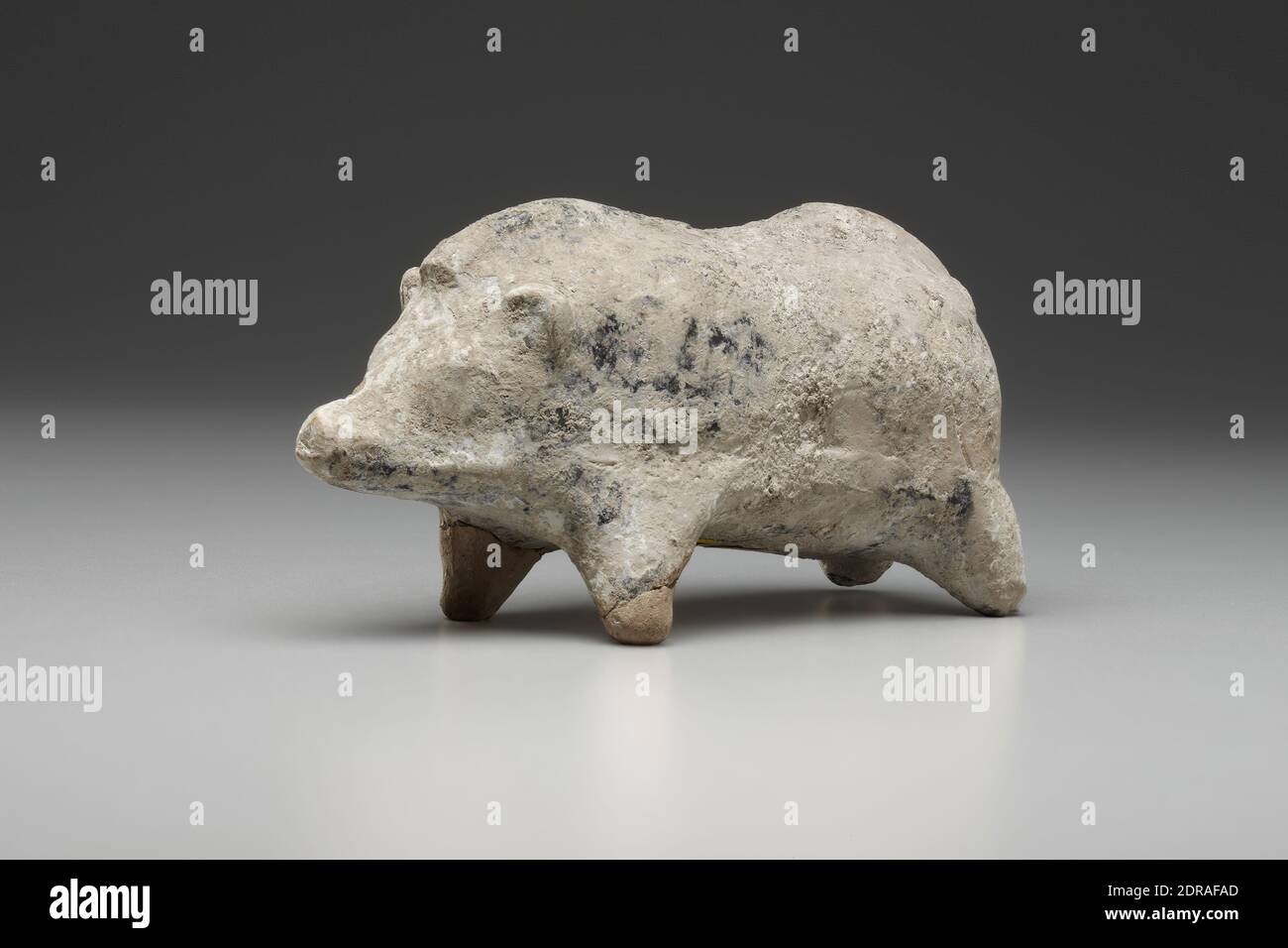 Figure d'un cochon, env. 500–400 av. J.-C., argile, 6 × 11 cm (2 3/8 × 4 5/16 po.), grec, Rhodien(?), Classique, 5e siècle av. J.-C., Sculpture Banque D'Images