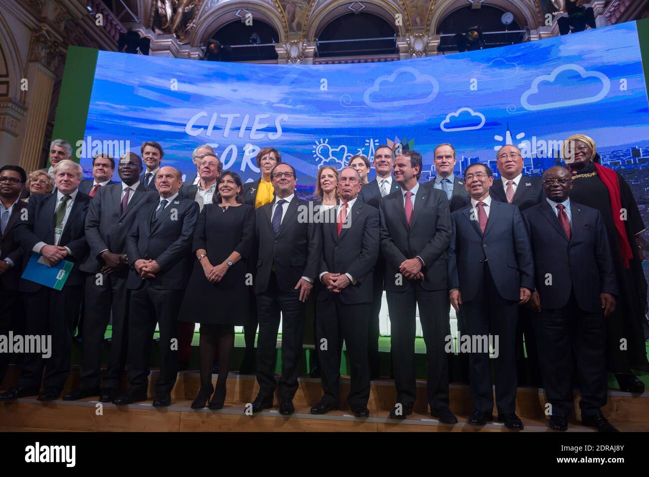 Le Président français François Hollande (C) pose pour une photo de famille avec (G-D) le maire de Londres Boris Johnson, le maire de Dakar Khalifa Sall, le maire d'Istanbul Kadir Topbas, le maire de Paris Anne Hidalgo, l'ancien maire de New York et l'envoyé spécial du Secrétaire général de l'ONU pour les villes et le changement climatique Michael Bloomberg, le maire de Rio de Janeiro Edouardo Paes, Le maire de Séoul, Park, a gagné-vite, lors du Sommet climat pour les dirigeants locaux tenu à l'hôtel de ville de Paris, dans le cadre de la Conférence COP21 des Nations Unies sur les changements climatiques, à Paris, France, le 4 décembre 2015. Photo de Jacques Witt/Pool/ABACAPRESS.COM Banque D'Images