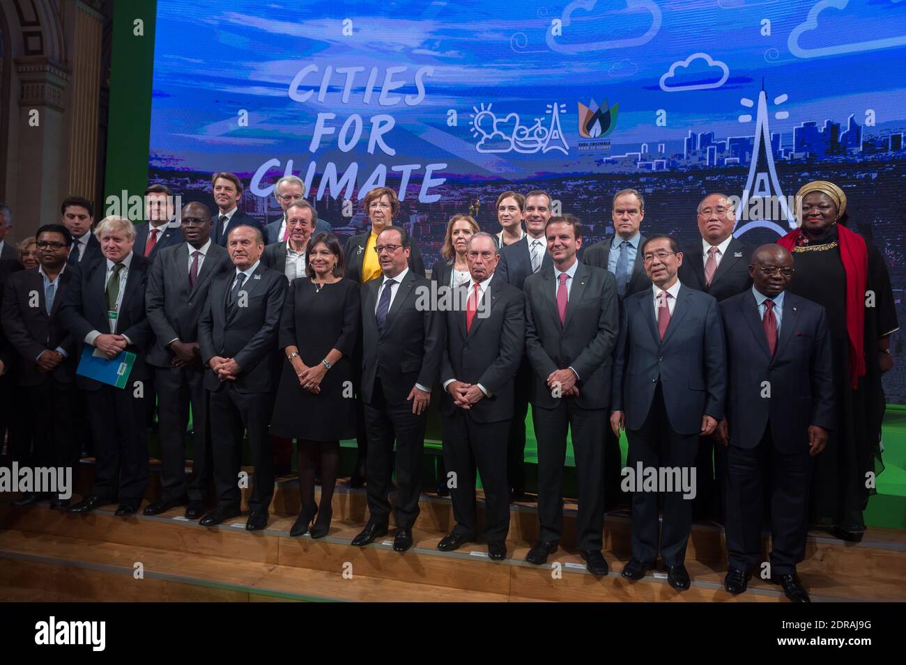 Le Président français François Hollande (C) pose pour une photo de famille avec (G-D) le maire de Londres Boris Johnson, le maire de Dakar Khalifa Sall, le maire d'Istanbul Kadir Topbas, le maire de Paris Anne Hidalgo, l'ancien maire de New York et l'envoyé spécial du Secrétaire général de l'ONU pour les villes et le changement climatique Michael Bloomberg, le maire de Rio de Janeiro Edouardo Paes, Le maire de Séoul, Park, a gagné-vite, lors du Sommet climat pour les dirigeants locaux tenu à l'hôtel de ville de Paris, dans le cadre de la Conférence COP21 des Nations Unies sur les changements climatiques, à Paris, France, le 4 décembre 2015. Photo de Jacques Witt/Pool/ABACAPRESS.COM Banque D'Images