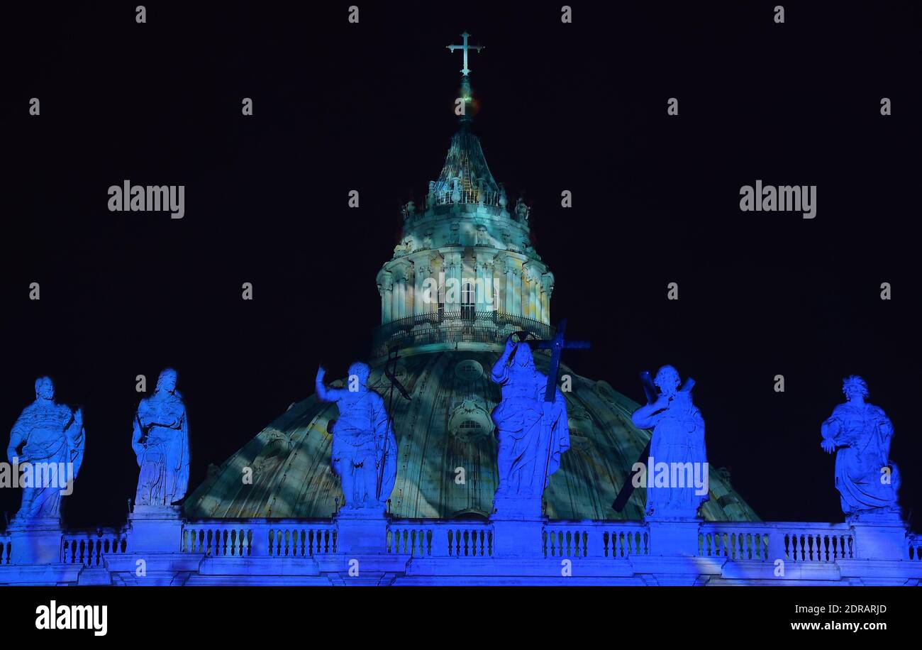 Une photo est projetée sur la basilique Saint-Pierre lors du spectacle lumineux 'Fiat Lux : Illumining Our Common Home' du 8 décembre 2015 au Vatican. Les images de certains des plus grands photographes environnementaux du monde, notamment Sebastiao Salgado, Joel Sartore, Yann Arthus-Bertrand et Louie Schwartzberg, sont projetées en solidarité avec les conférences de la COP21 à Paris. Elle fait également partie de l'inauguration du Jubilé de la Miséricorde des églises catholiques romaines. Une coalition de groupes humanitaires, philanthropiques et de conservation non catholiques, ainsi que la Banque mondiale, organisent l'événement. C'est la première fois Banque D'Images