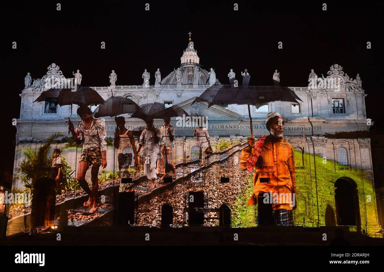 Une photo est projetée sur la basilique Saint-Pierre lors du spectacle lumineux 'Fiat Lux : Illumining Our Common Home' du 8 décembre 2015 au Vatican. Les images de certains des plus grands photographes environnementaux du monde, notamment Sebastiao Salgado, Joel Sartore, Yann Arthus-Bertrand et Louie Schwartzberg, sont projetées en solidarité avec les conférences de la COP21 à Paris. Elle fait également partie de l'inauguration du Jubilé de la Miséricorde des églises catholiques romaines. Une coalition de groupes humanitaires, philanthropiques et de conservation non catholiques, ainsi que la Banque mondiale, organisent l'événement. C'est la première fois Banque D'Images