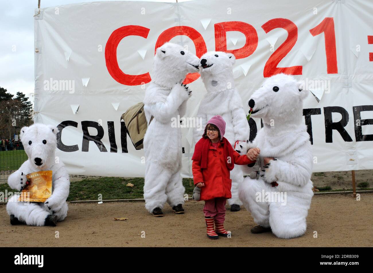 Les personnes portant des costumes d'ours polaires sont vues tandis que les activistes présentent une manifestation près de la Tour Eiffel à Paris, en France, le 12 décembre 2015. Un projet d'accord de 195 pays visant à réduire les émissions de gaz piégés par la chaleur qui menacent de faire des ravages sur le système climatique de la Terre doit être présenté à la Conférence des Nations Unies sur les changements climatiques COP21 à le Bourget, à la périphérie de Paris. Photo d'Alain Apaydin/ABACAPRESS.COM Banque D'Images