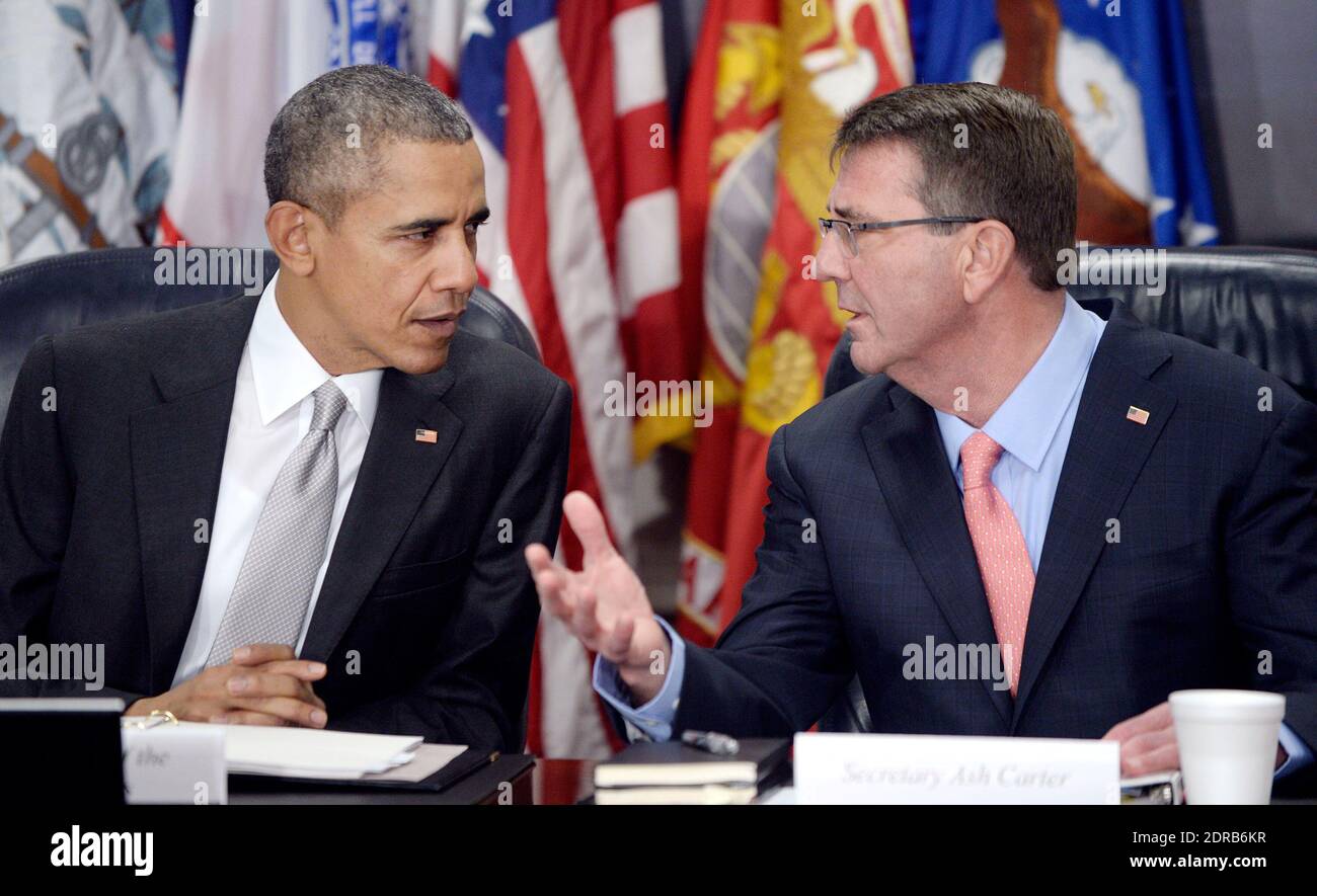 Le président Barack Obama et le secrétaire à la Défense Ash carter (R) tiennent une réunion du conseil national de sécurité sur la campagne contre-ISIL au Pentagone le 14 décembre 2015 à Arlington, va, USA.au cours de la réunion, le président Obama a reçu une mise à jour de son équipe de sécurité nationale et a discuté des moyens de renforcer encore la campagne visant à dégrader et à détruire le groupe terroriste. Photo par Olivier Douliery/ABACAPRESS.COM Banque D'Images