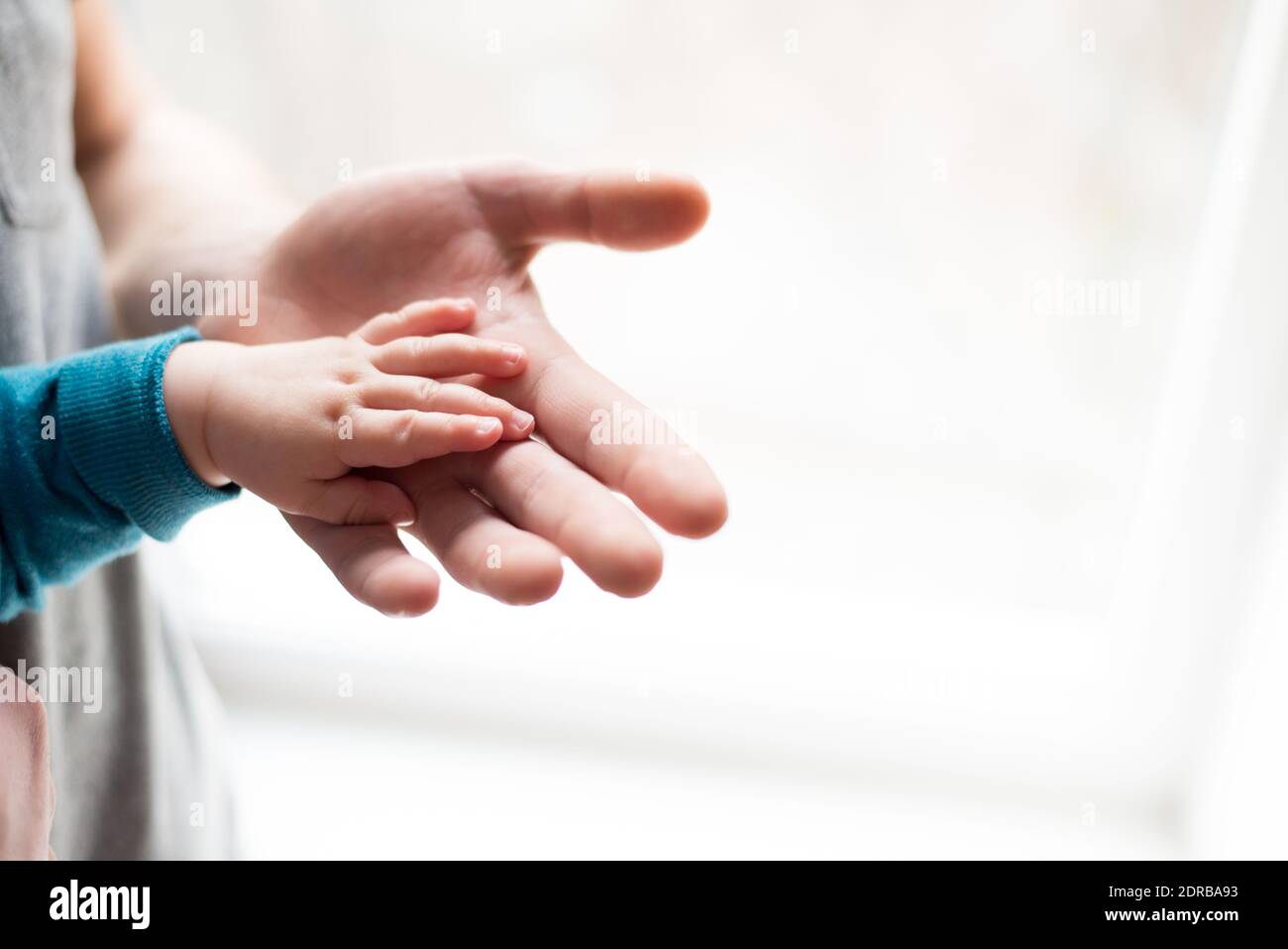Gros Plan De La Personne Qui Tient Les Mains De Bebe Photo Stock Alamy