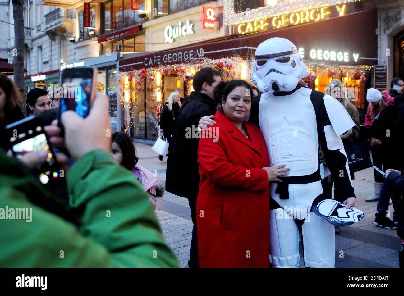 Storm Troopers patrouillent et prennent des selfies avec des passants sur les champs-Elysées à Paris, France, le 16 décembre 2015, pour promouvoir le dernier film Star Wars: The Force Awakens de la franchise. Photo d'Alain Apaydin/ABACAPRESS.COM Banque D'Images