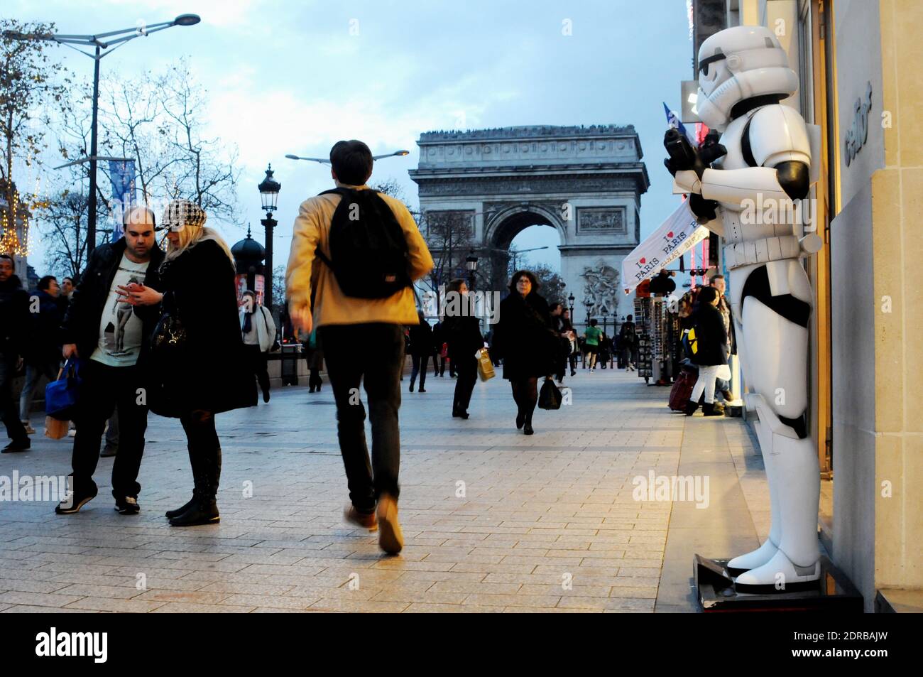 Storm Troopers patrouillent et prennent des selfies avec des passants sur les champs-Elysées à Paris, France, le 16 décembre 2015, pour promouvoir le dernier film Star Wars: The Force Awakens de la franchise. Photo d'Alain Apaydin/ABACAPRESS.COM Banque D'Images