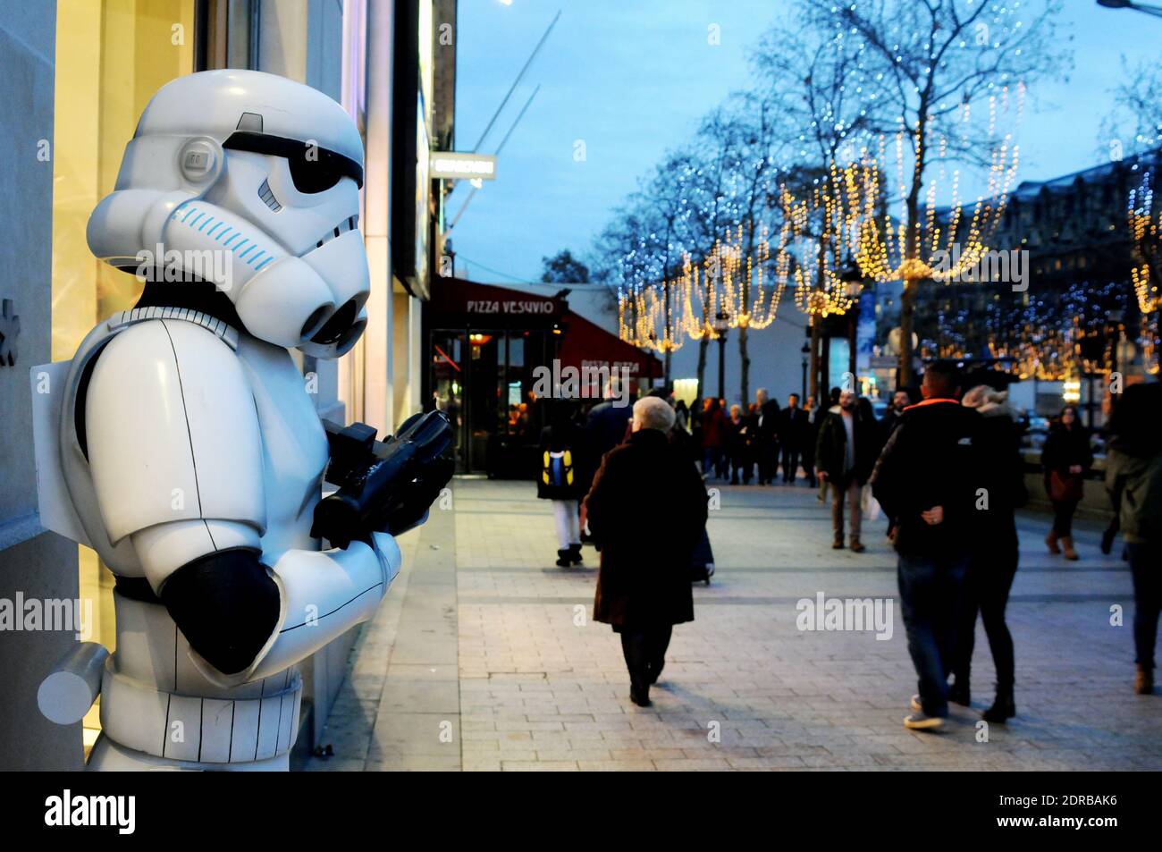 Storm Troopers patrouillent et prennent des selfies avec des passants sur les champs-Elysées à Paris, France, le 16 décembre 2015, pour promouvoir le dernier film Star Wars: The Force Awakens de la franchise. Photo d'Alain Apaydin/ABACAPRESS.COM Banque D'Images