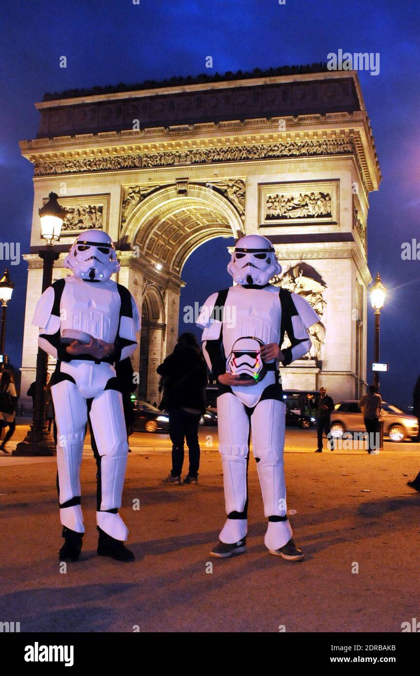 Storm Troopers patrouillent et prennent des selfies avec des passants sur les champs-Elysées à Paris, France, le 16 décembre 2015, pour promouvoir le dernier film Star Wars: The Force Awakens de la franchise. Photo d'Alain Apaydin/ABACAPRESS.COM Banque D'Images