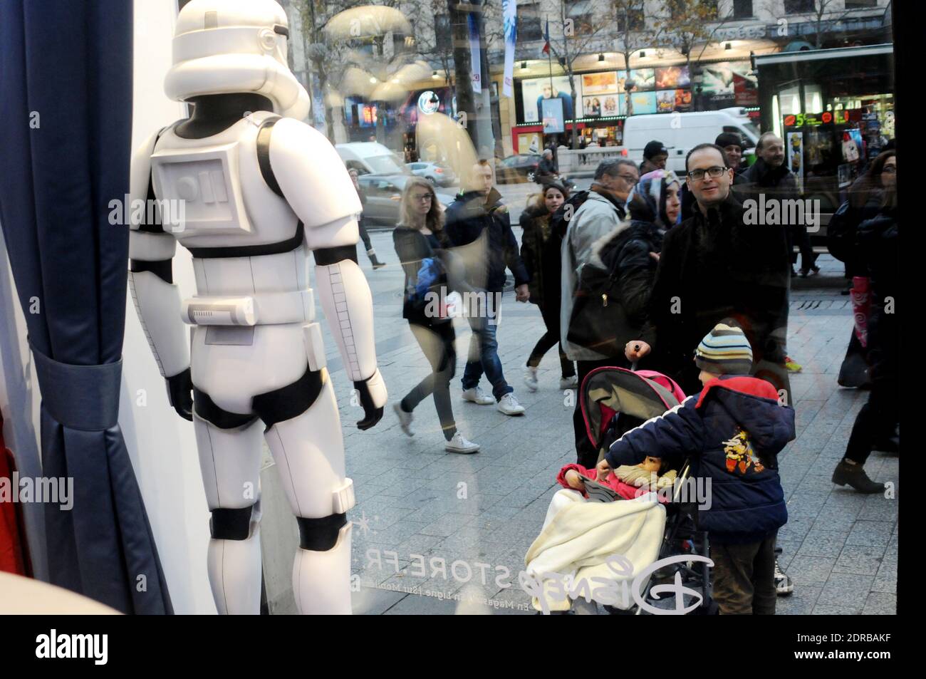 La marchandise Star Wars est exposée au Disney Store sur les champs-Élysées à Paris, en France, le 16 décembre 2015, avant la première du dernier film Star Wars: The Force Awakens de la franchise. Photo d'Alain Apaydin/ABACAPRESS.COM Banque D'Images
