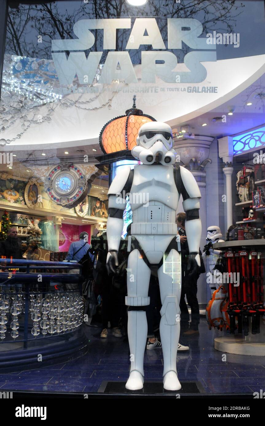 La marchandise Star Wars est exposée au Disney Store sur les champs-Élysées à Paris, en France, le 16 décembre 2015, avant la première du dernier film Star Wars: The Force Awakens de la franchise. Photo d'Alain Apaydin/ABACAPRESS.COM Banque D'Images