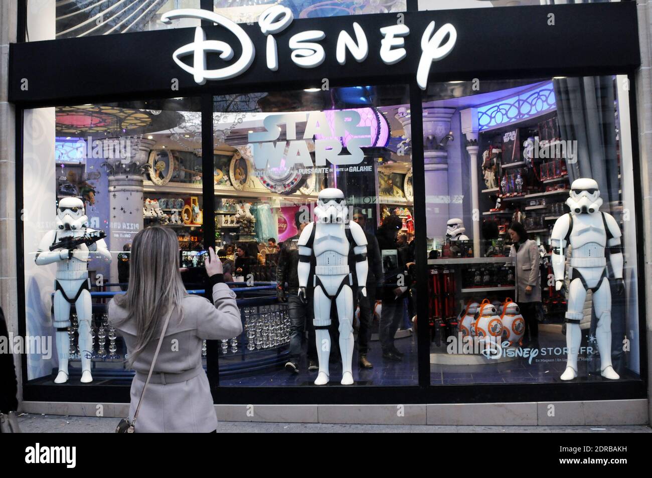 La marchandise Star Wars est exposée au Disney Store sur les champs-Élysées à Paris, en France, le 16 décembre 2015, avant la première du dernier film Star Wars: The Force Awakens de la franchise. Photo d'Alain Apaydin/ABACAPRESS.COM Banque D'Images