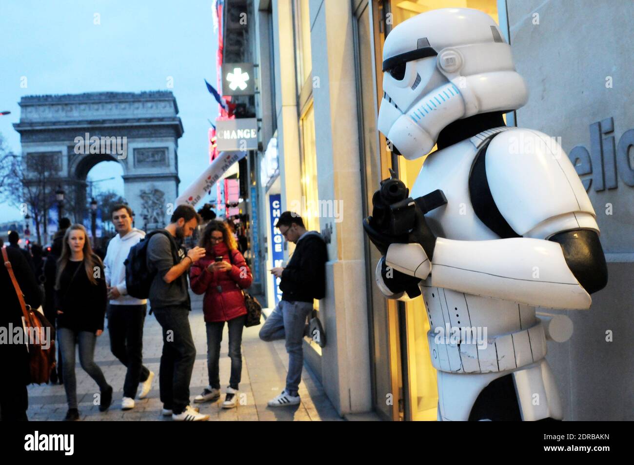 Storm Troopers patrouillent et prennent des selfies avec des passants sur les champs-Elysées à Paris, France, le 16 décembre 2015, pour promouvoir le dernier film Star Wars: The Force Awakens de la franchise. Photo d'Alain Apaydin/ABACAPRESS.COM Banque D'Images