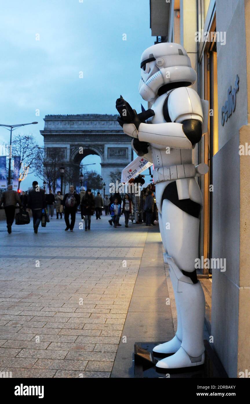 Storm Troopers patrouillent et prennent des selfies avec des passants sur les champs-Elysées à Paris, France, le 16 décembre 2015, pour promouvoir le dernier film Star Wars: The Force Awakens de la franchise. Photo d'Alain Apaydin/ABACAPRESS.COM Banque D'Images