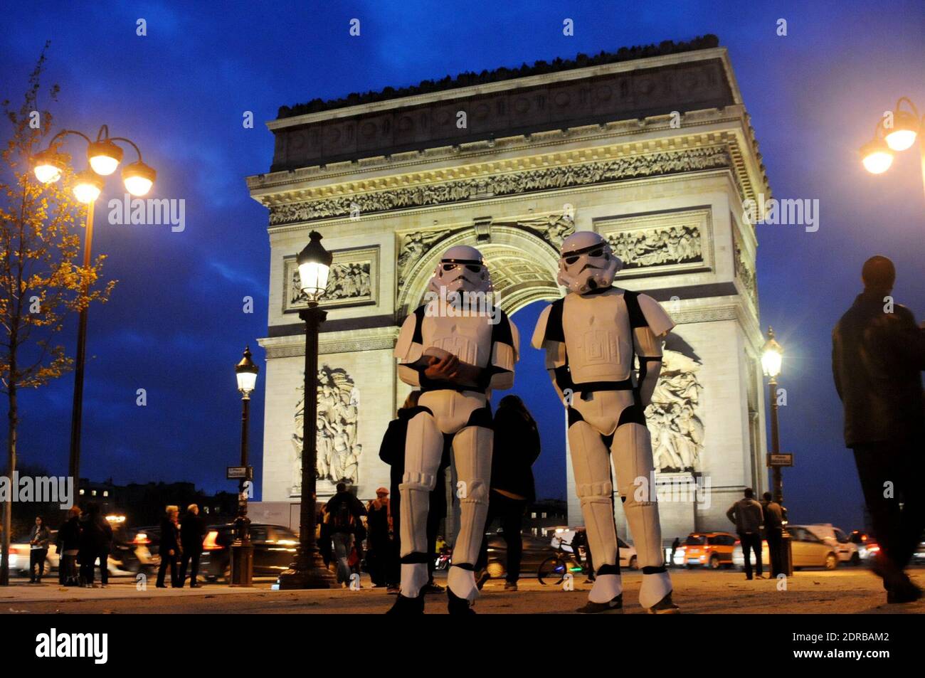 Storm Troopers patrouillent et prennent des selfies avec des passants sur les champs-Elysées à Paris, France, le 16 décembre 2015, pour promouvoir le dernier film Star Wars: The Force Awakens de la franchise. Photo d'Alain Apaydin/ABACAPRESS.COM Banque D'Images