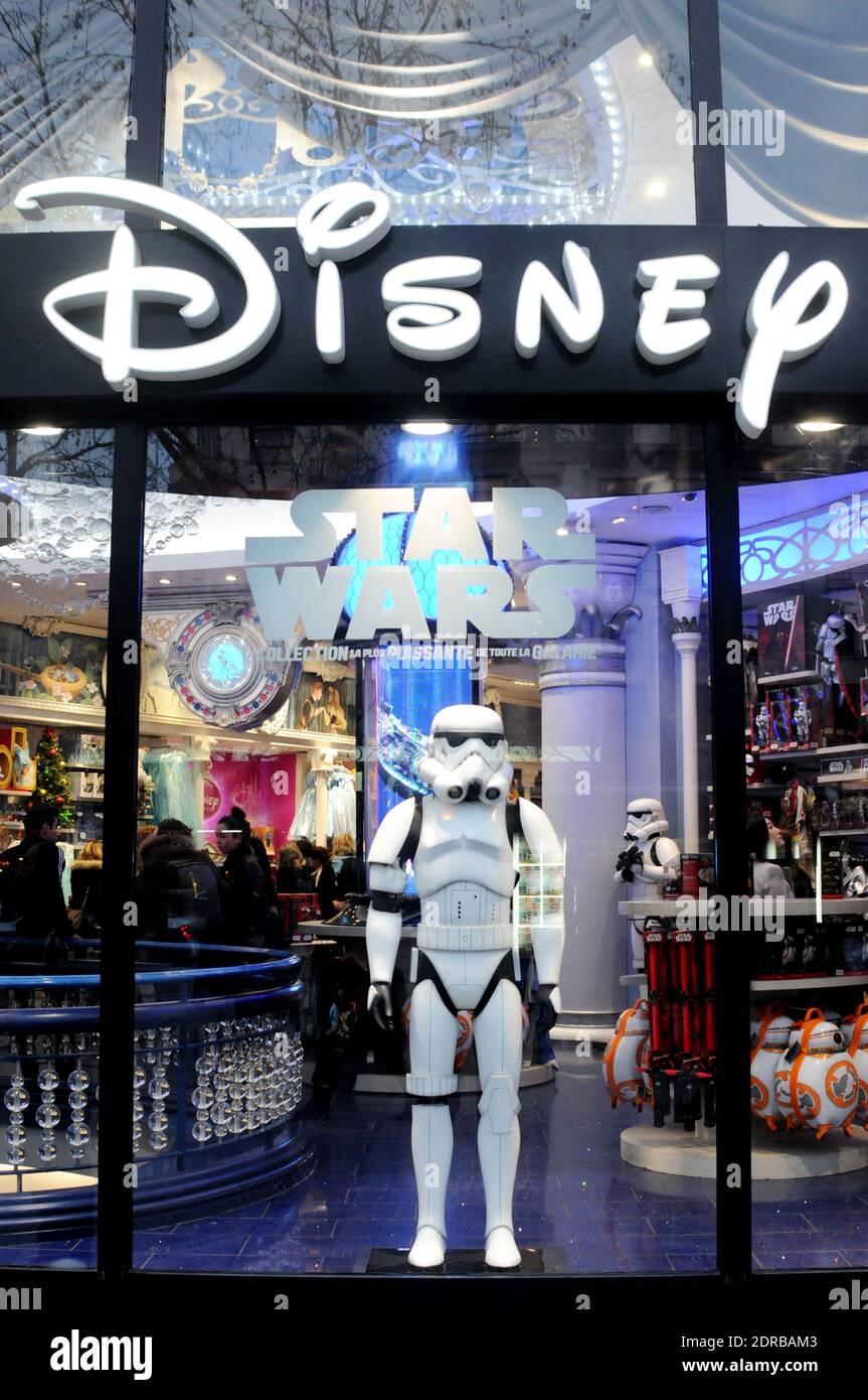 La marchandise Star Wars est exposée au Disney Store sur les champs-Élysées à Paris, en France, le 16 décembre 2015, avant la première du dernier film Star Wars: The Force Awakens de la franchise. Photo d'Alain Apaydin/ABACAPRESS.COM Banque D'Images