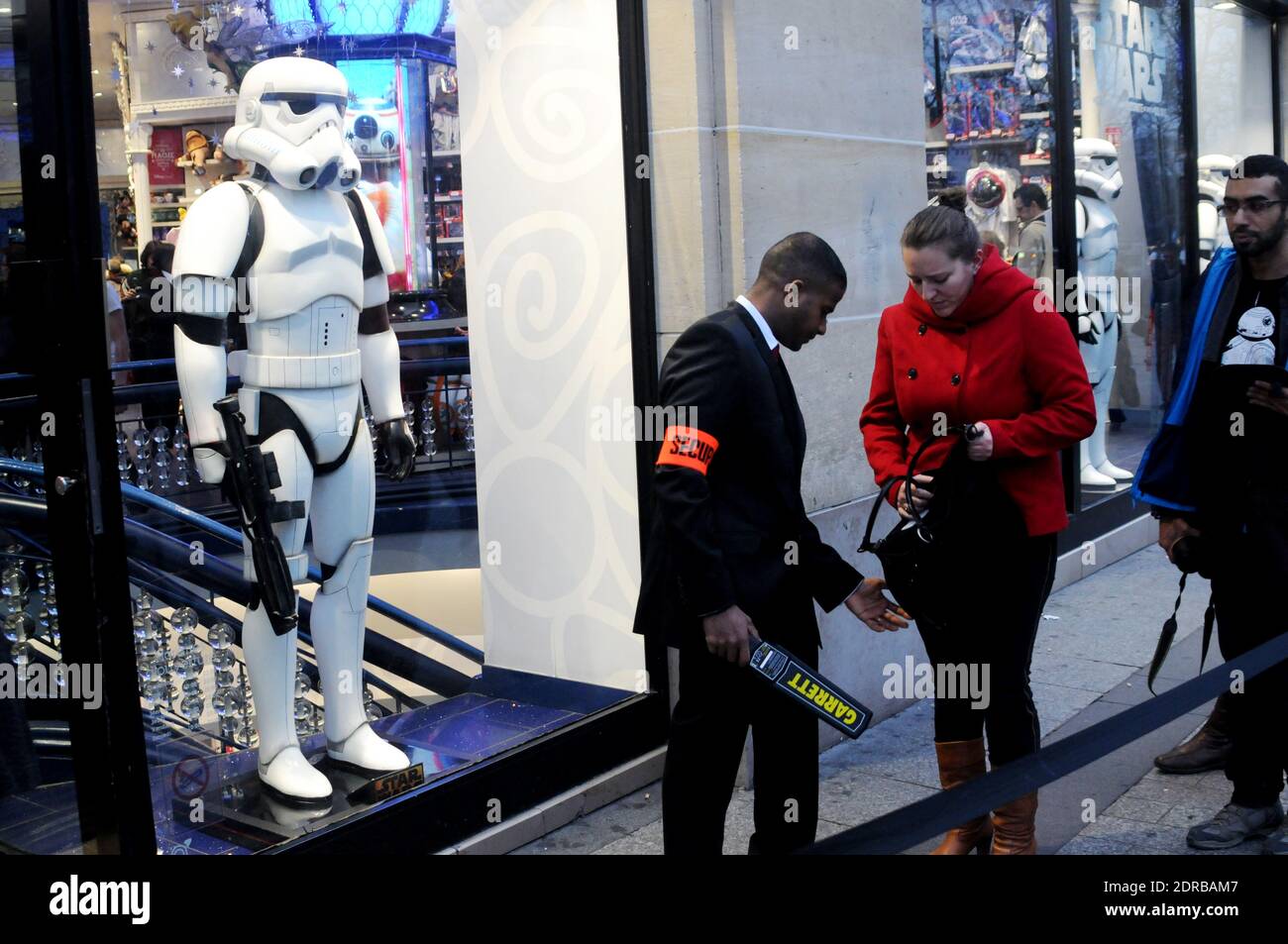 La marchandise Star Wars est exposée au Disney Store sur les champs-Élysées à Paris, en France, le 16 décembre 2015, avant la première du dernier film Star Wars: The Force Awakens de la franchise. Photo d'Alain Apaydin/ABACAPRESS.COM Banque D'Images