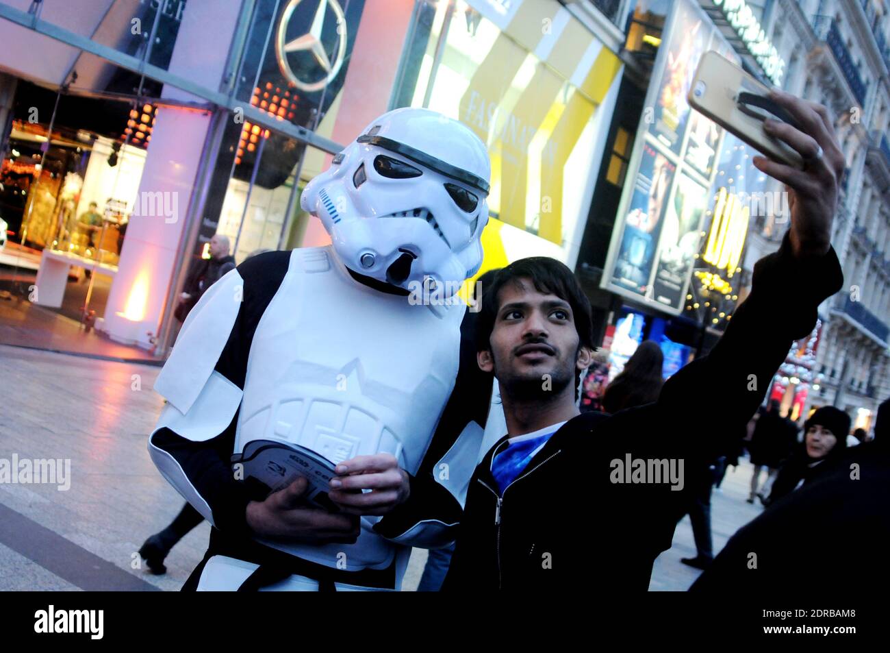 Storm Troopers patrouillent et prennent des selfies avec des passants sur les champs-Elysées à Paris, France, le 16 décembre 2015, pour promouvoir le dernier film Star Wars: The Force Awakens de la franchise. Photo d'Alain Apaydin/ABACAPRESS.COM Banque D'Images