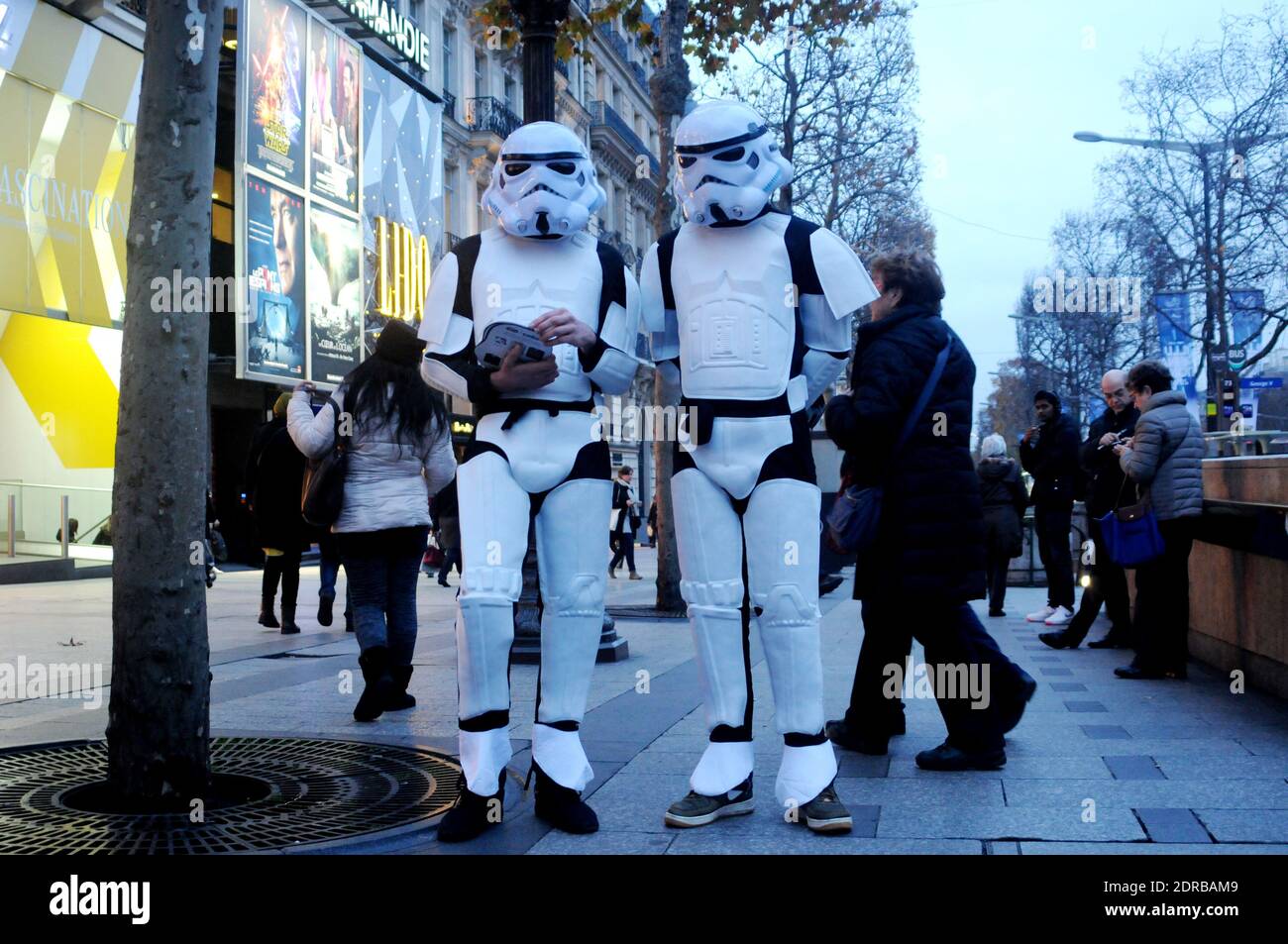Storm Troopers patrouillent et prennent des selfies avec des passants sur les champs-Elysées à Paris, France, le 16 décembre 2015, pour promouvoir le dernier film Star Wars: The Force Awakens de la franchise. Photo d'Alain Apaydin/ABACAPRESS.COM Banque D'Images