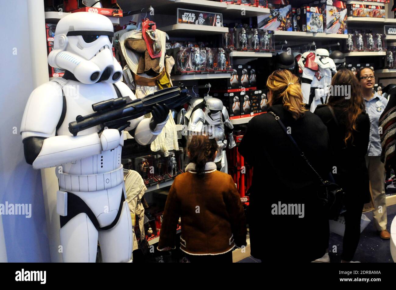 La marchandise Star Wars est exposée au Disney Store sur les champs-Élysées à Paris, en France, le 16 décembre 2015, avant la première du dernier film Star Wars: The Force Awakens de la franchise. Photo d'Alain Apaydin/ABACAPRESS.COM Banque D'Images