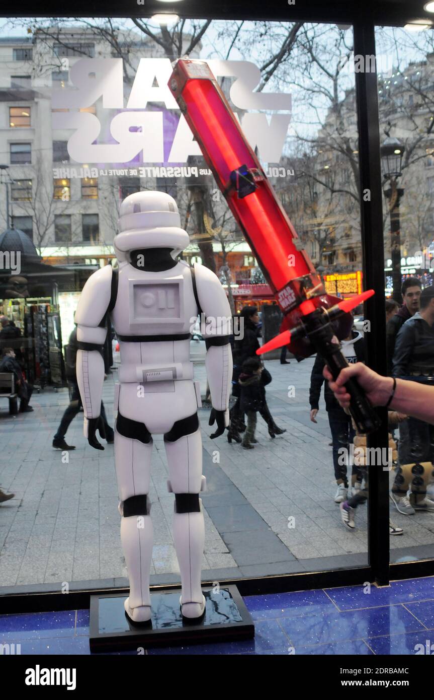 La marchandise Star Wars est exposée au Disney Store sur les champs-Élysées à Paris, en France, le 16 décembre 2015, avant la première du dernier film Star Wars: The Force Awakens de la franchise. Photo d'Alain Apaydin/ABACAPRESS.COM Banque D'Images
